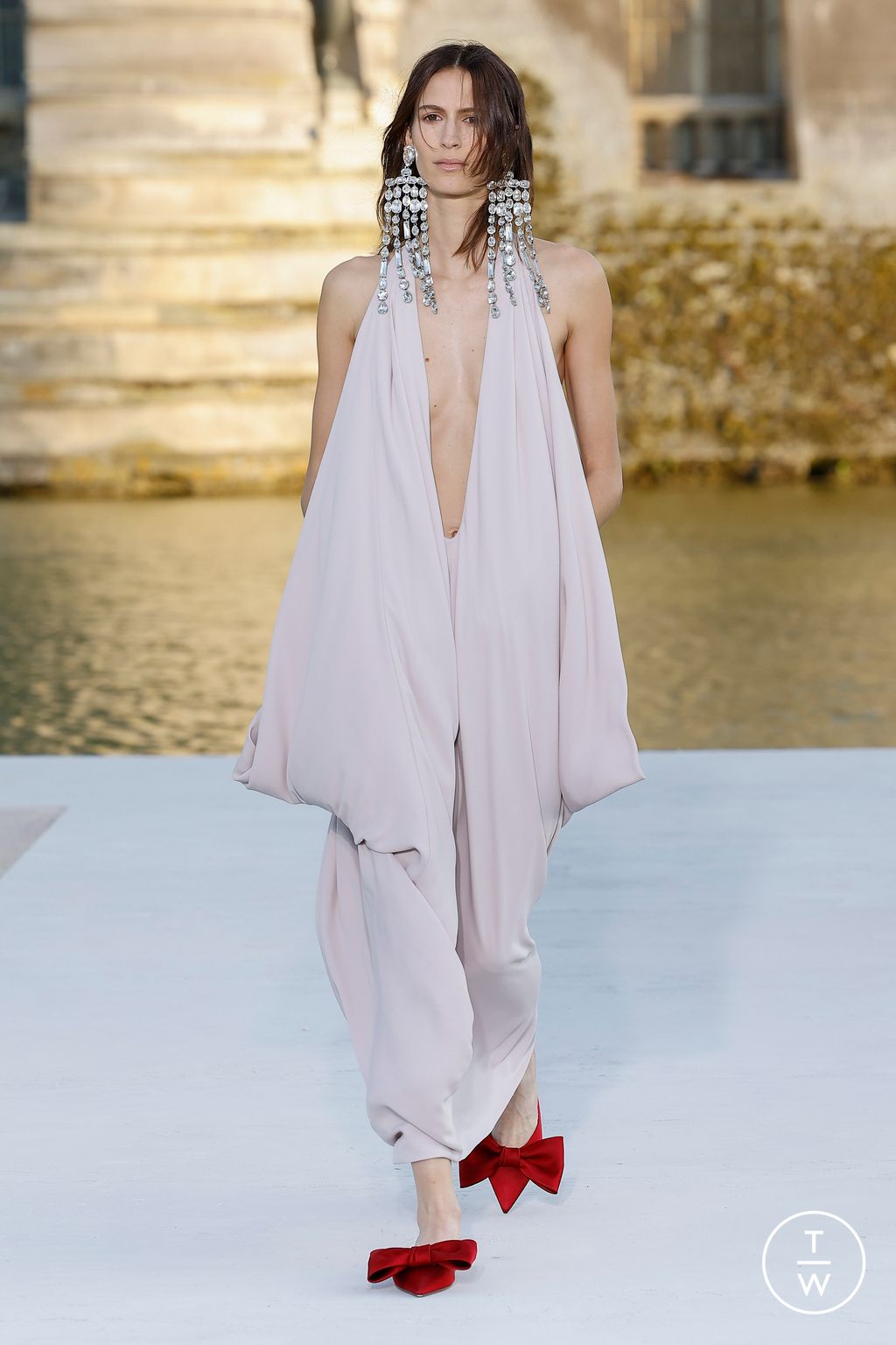 Fashion Week Paris Fall/Winter 2023 look 20 from the Valentino collection couture
