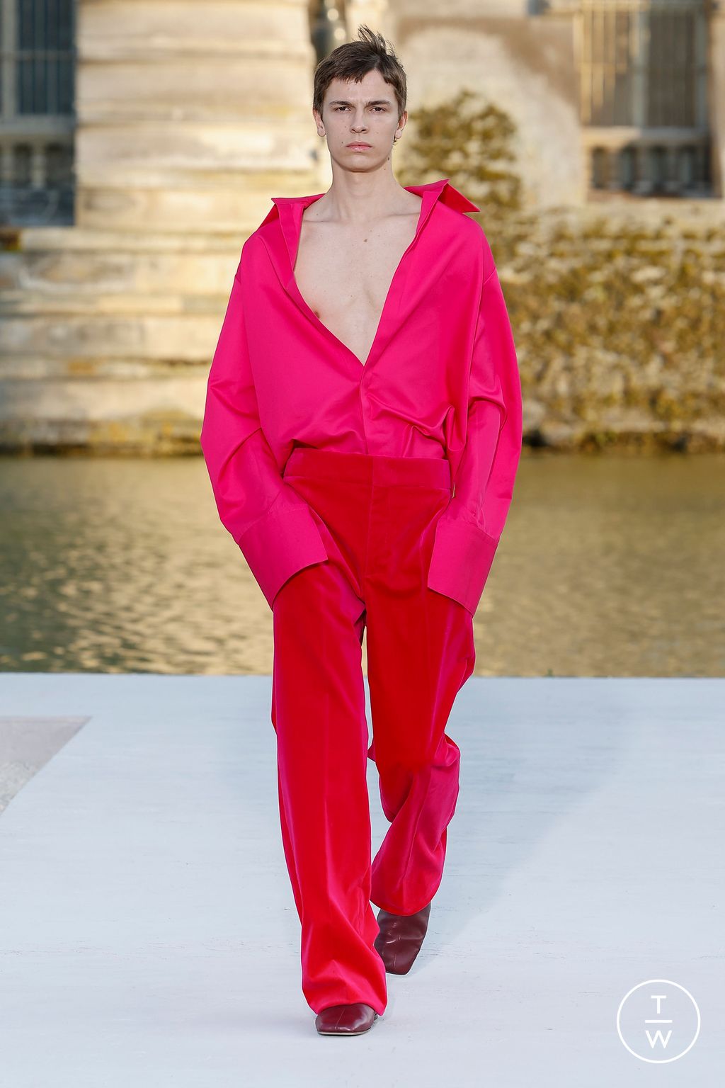 Fashion Week Paris Fall/Winter 2023 look 22 from the Valentino collection 高级定制