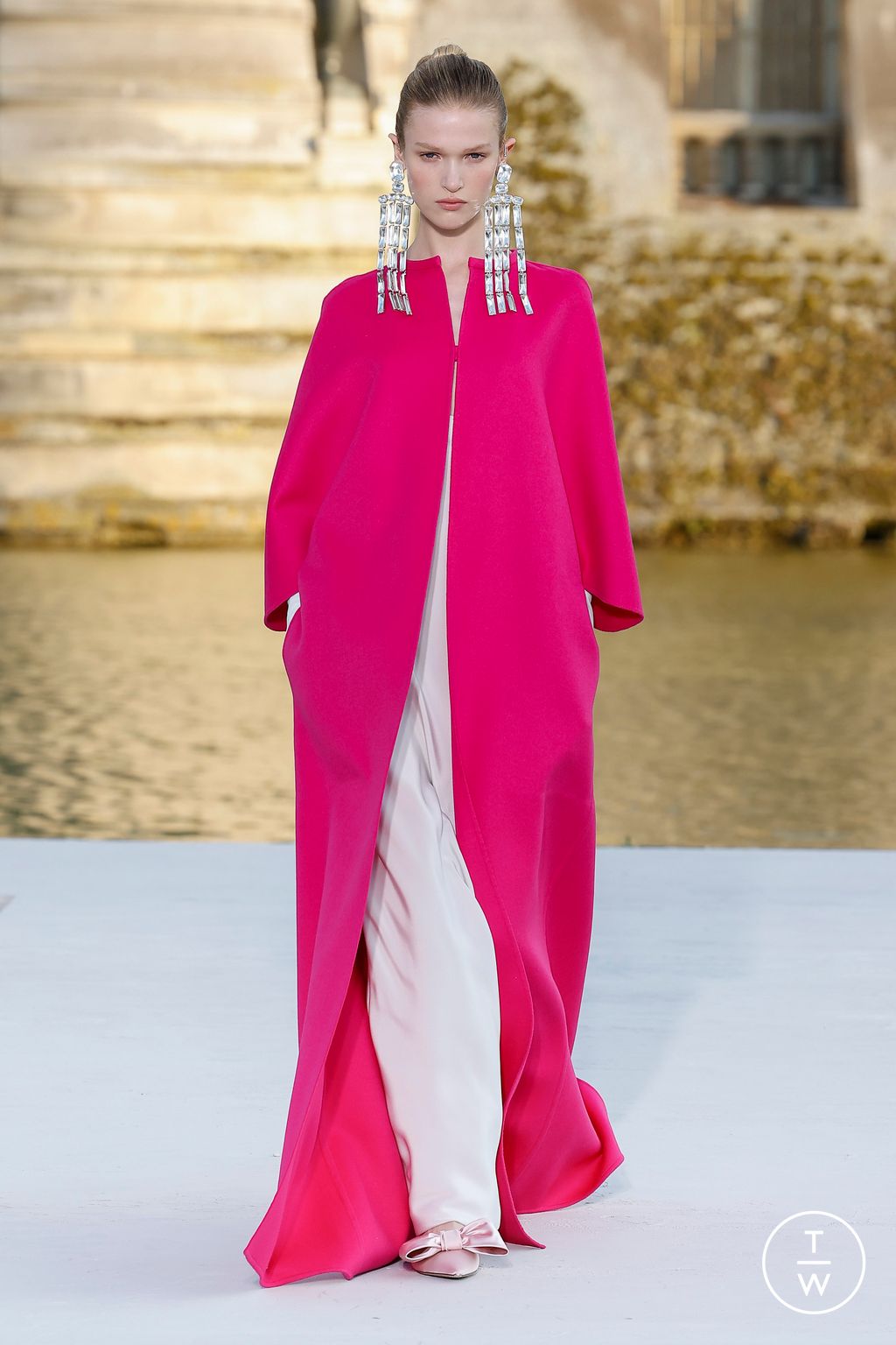 Fashion Week Paris Fall/Winter 2023 look 23 de la collection Valentino couture