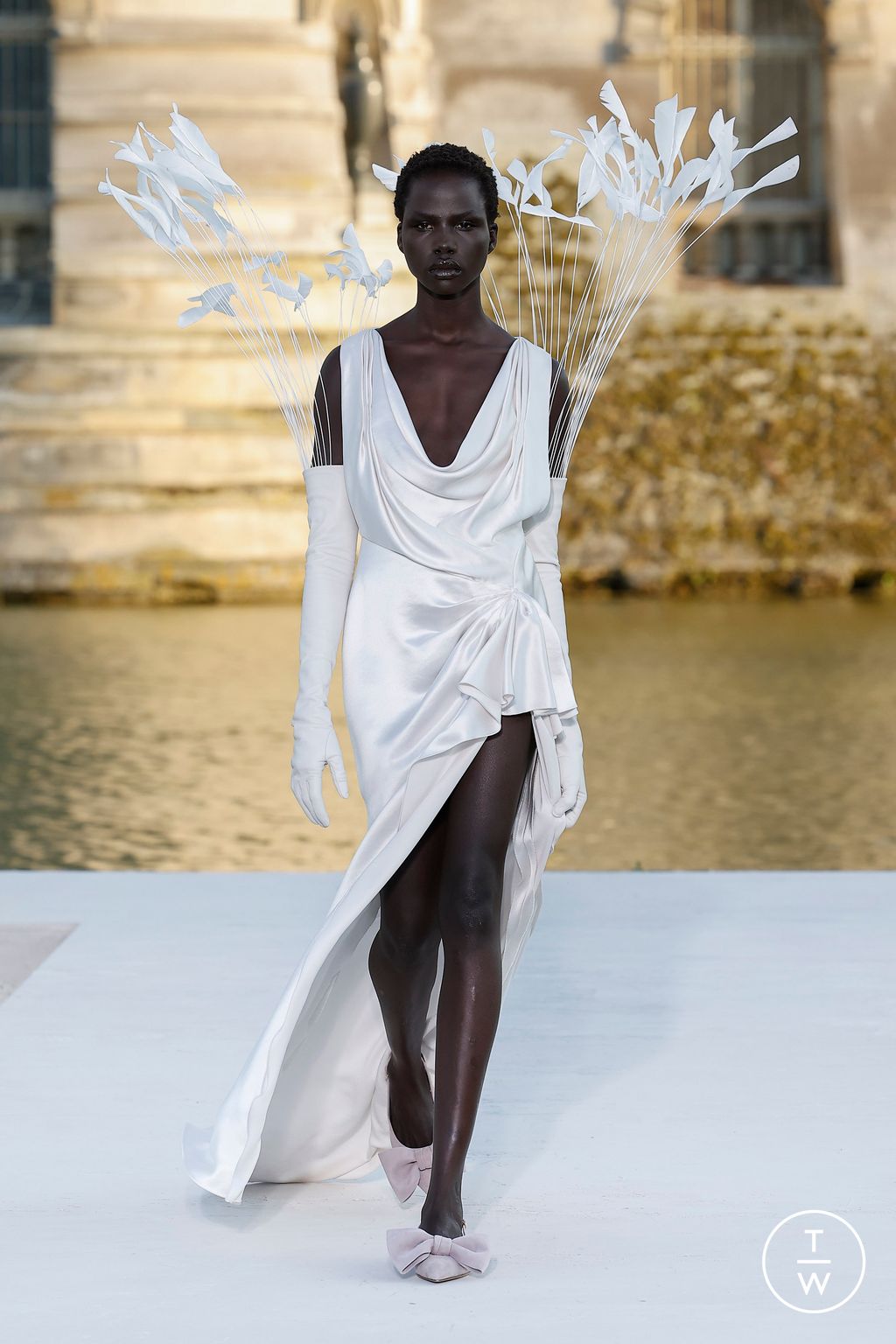 Fashion Week Paris Fall/Winter 2023 look 24 from the Valentino collection couture