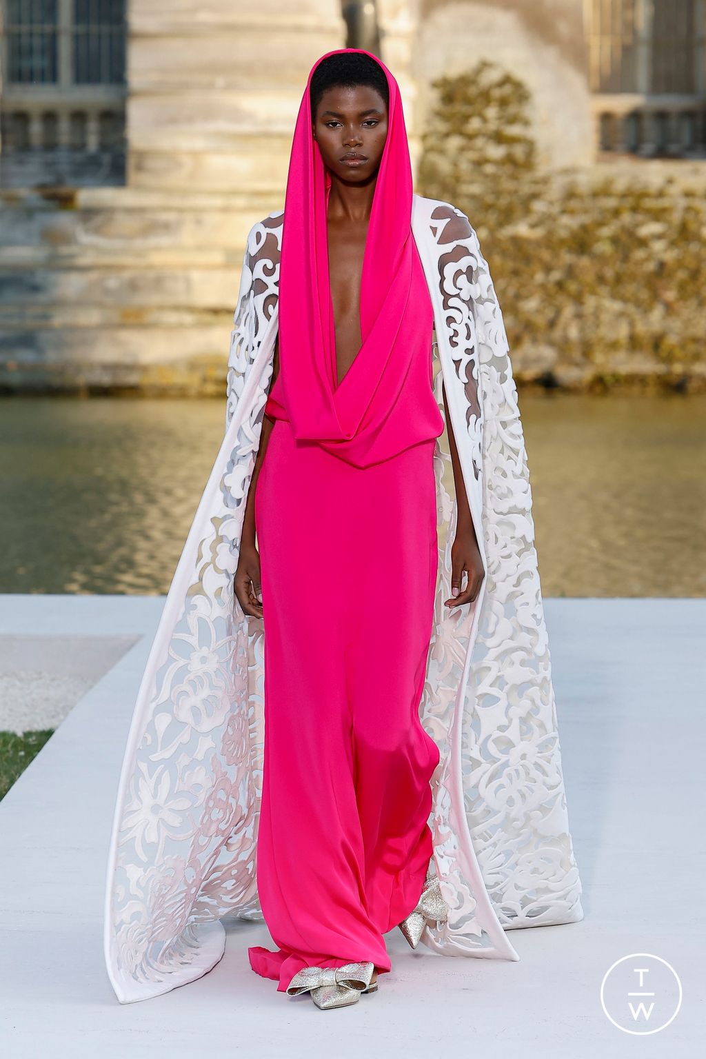 Fashion Week Paris Fall/Winter 2023 look 25 from the Valentino collection couture