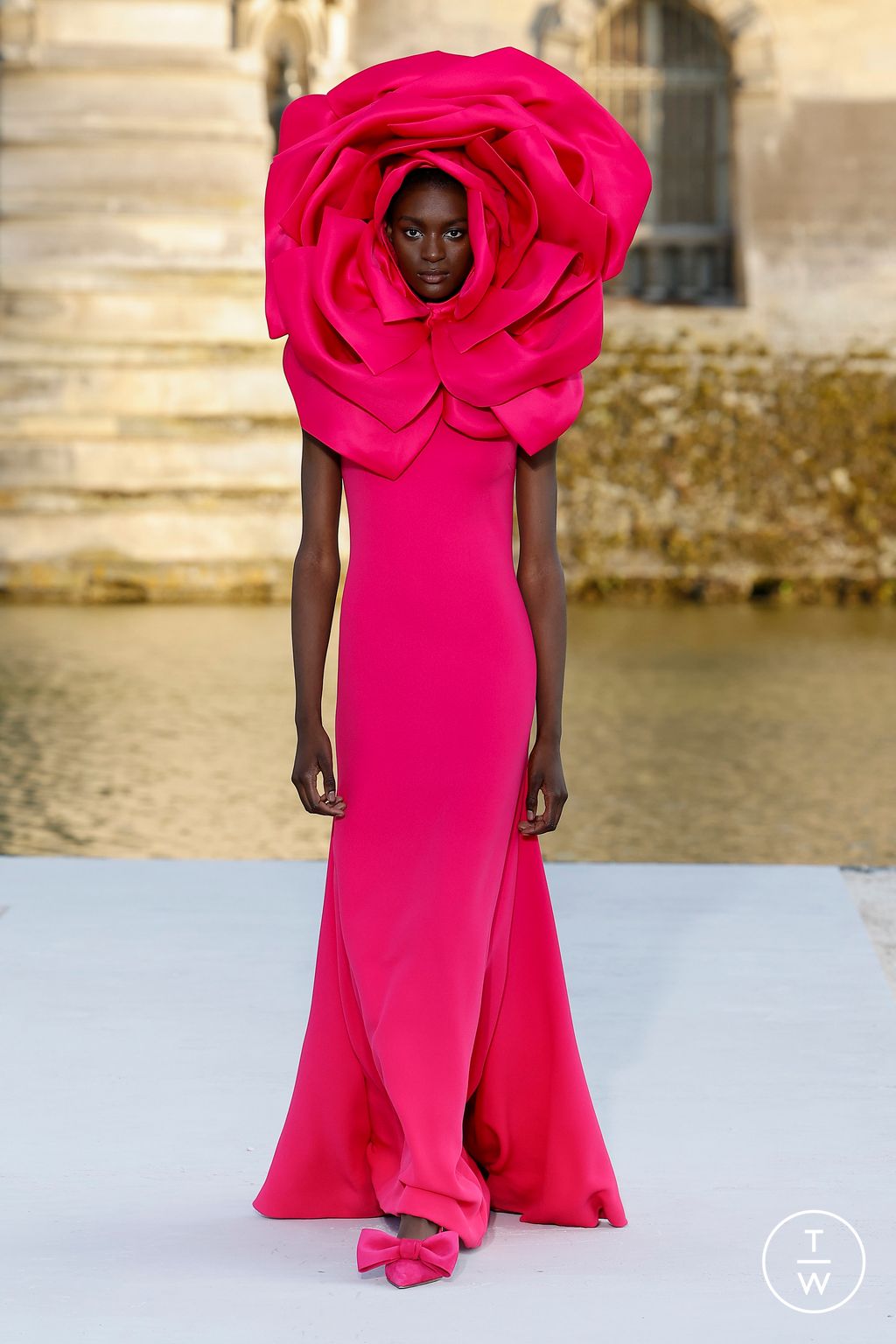 Fashion Week Paris Fall/Winter 2023 look 26 from the Valentino collection couture