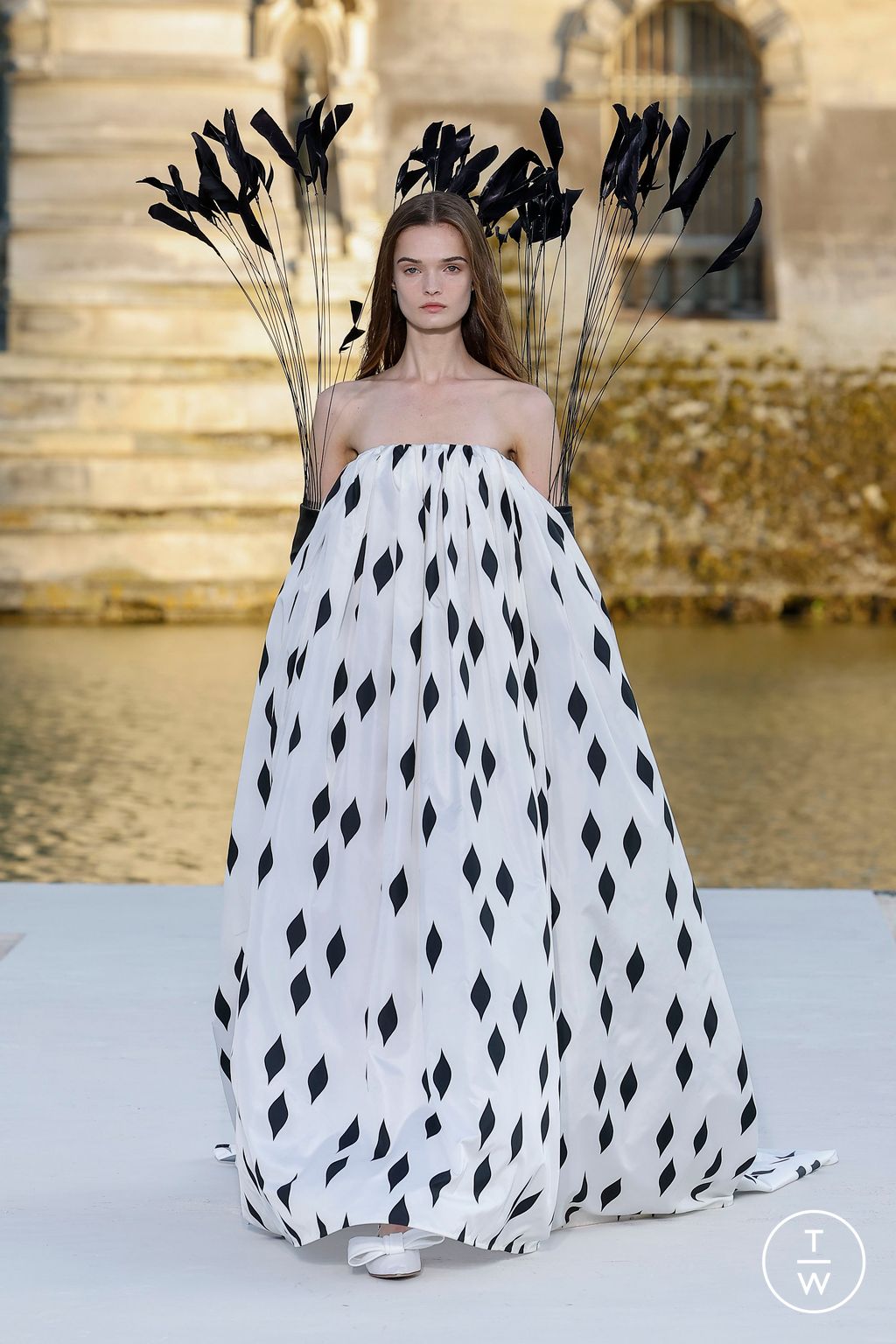Fashion Week Paris Fall/Winter 2023 look 27 from the Valentino collection 高级定制