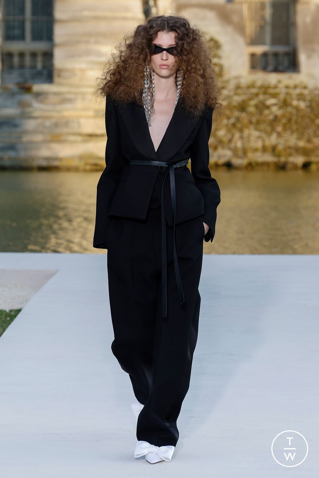 Fashion Week Paris Fall/Winter 2023 look 28 from the Valentino collection 高级定制