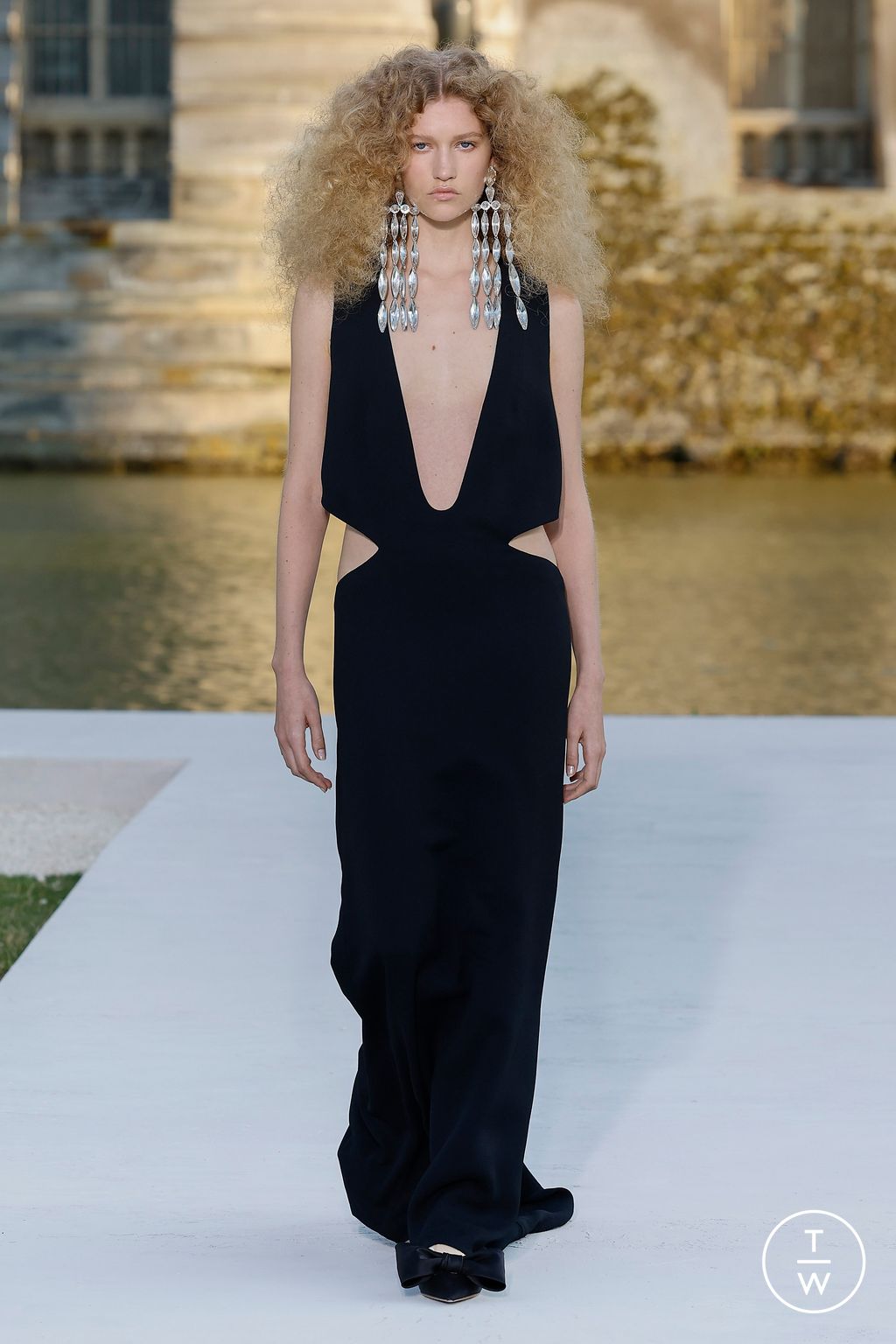 Fashion Week Paris Fall/Winter 2023 look 29 from the Valentino collection 高级定制