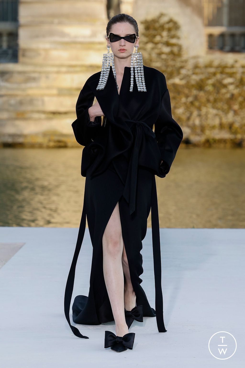 Fashion Week Paris Fall/Winter 2023 look 30 from the Valentino collection 高级定制