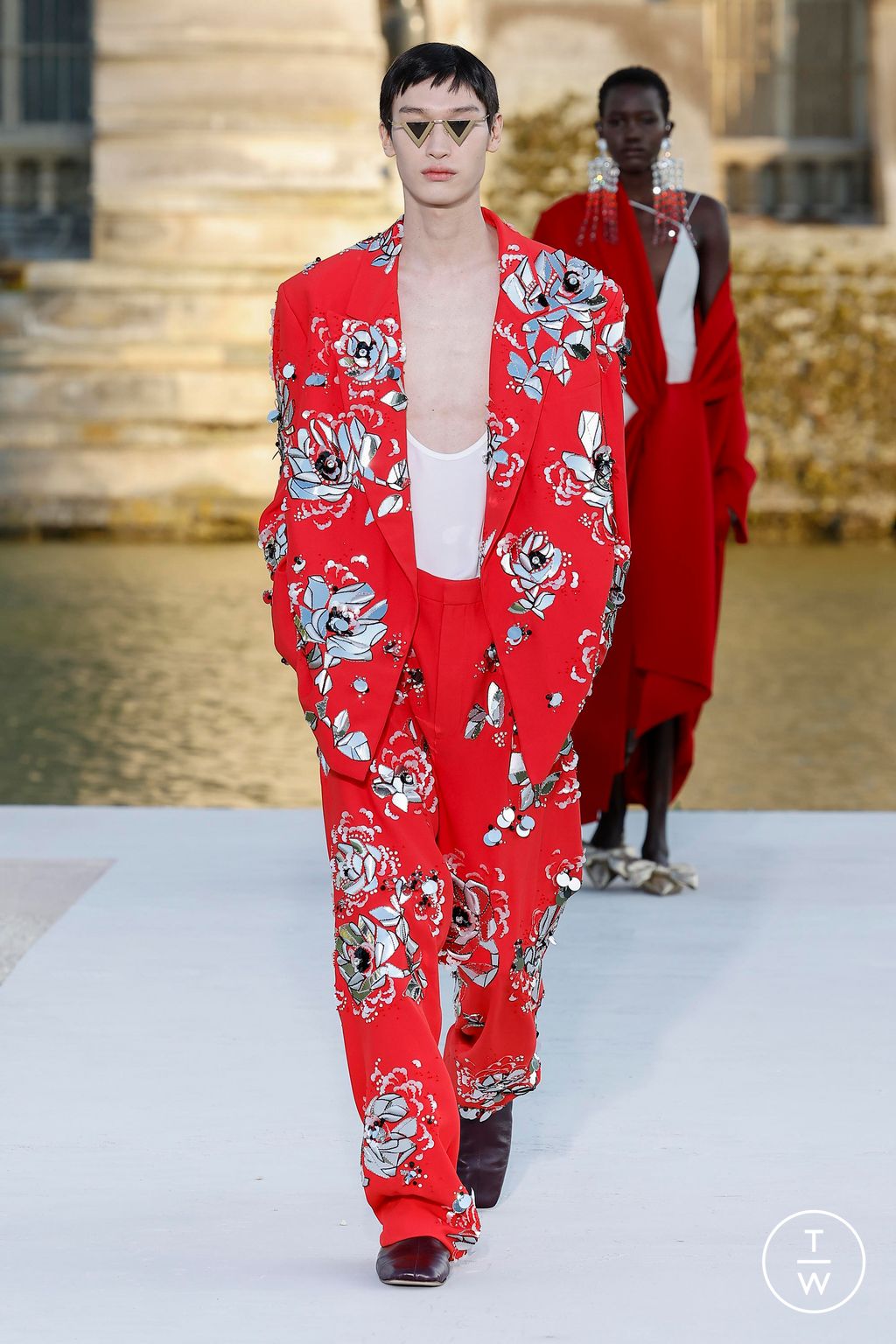 Fashion Week Paris Fall/Winter 2023 look 32 from the Valentino collection 高级定制