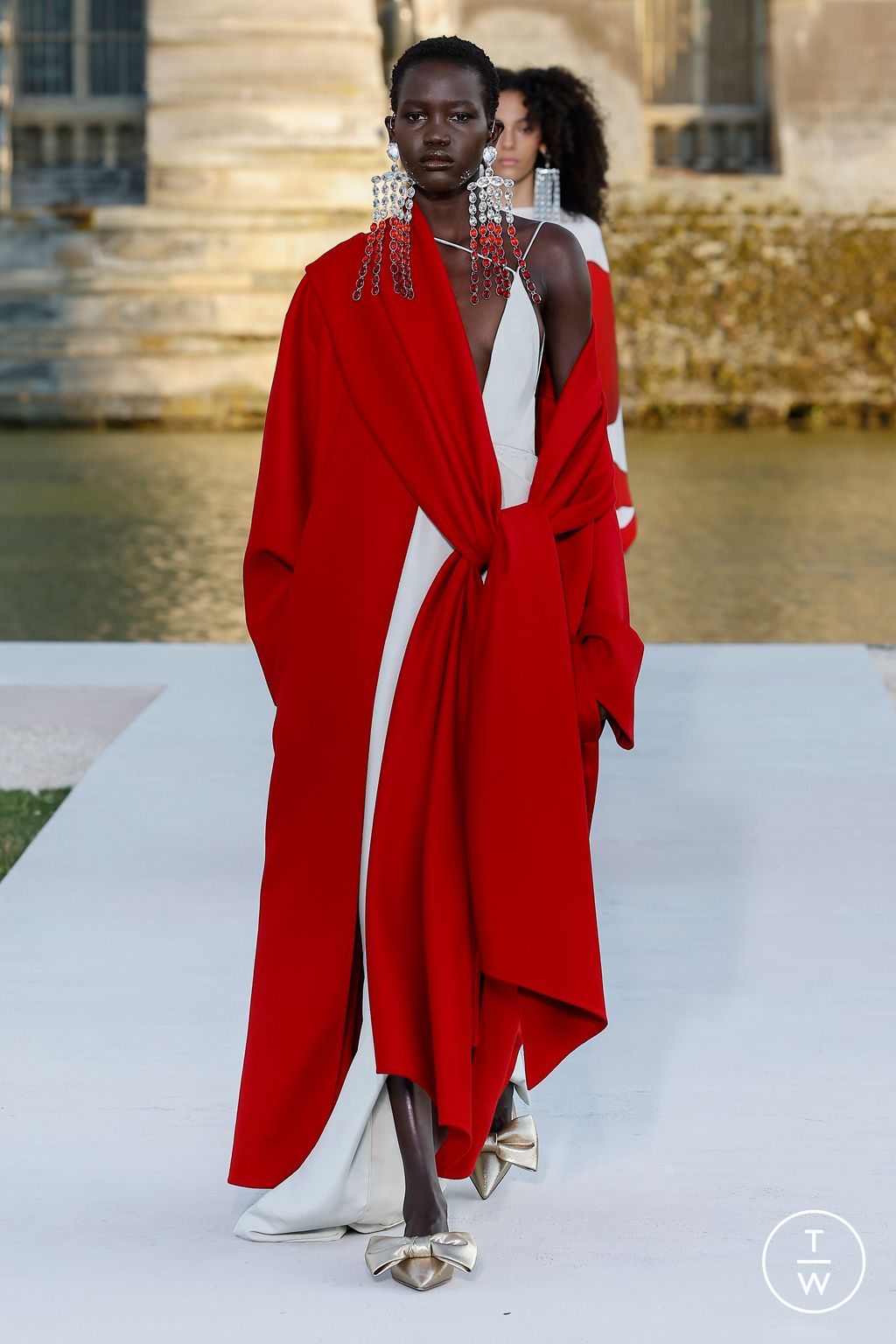 Fashion Week Paris Fall/Winter 2023 look 33 from the Valentino collection couture
