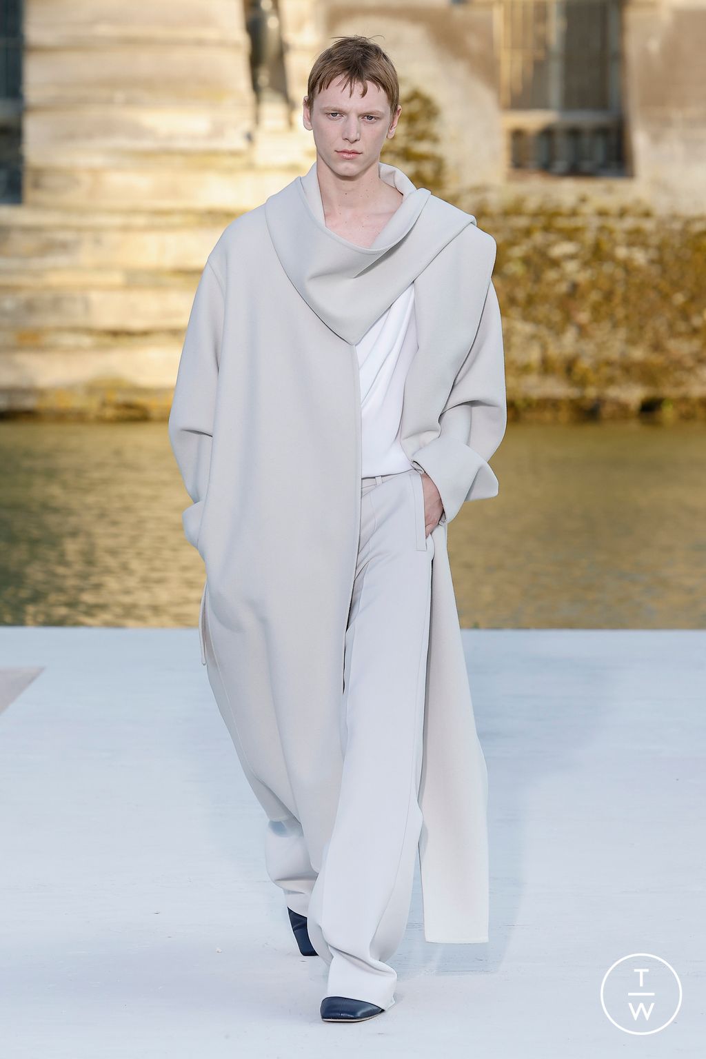 Fashion Week Paris Fall/Winter 2023 look 35 from the Valentino collection couture