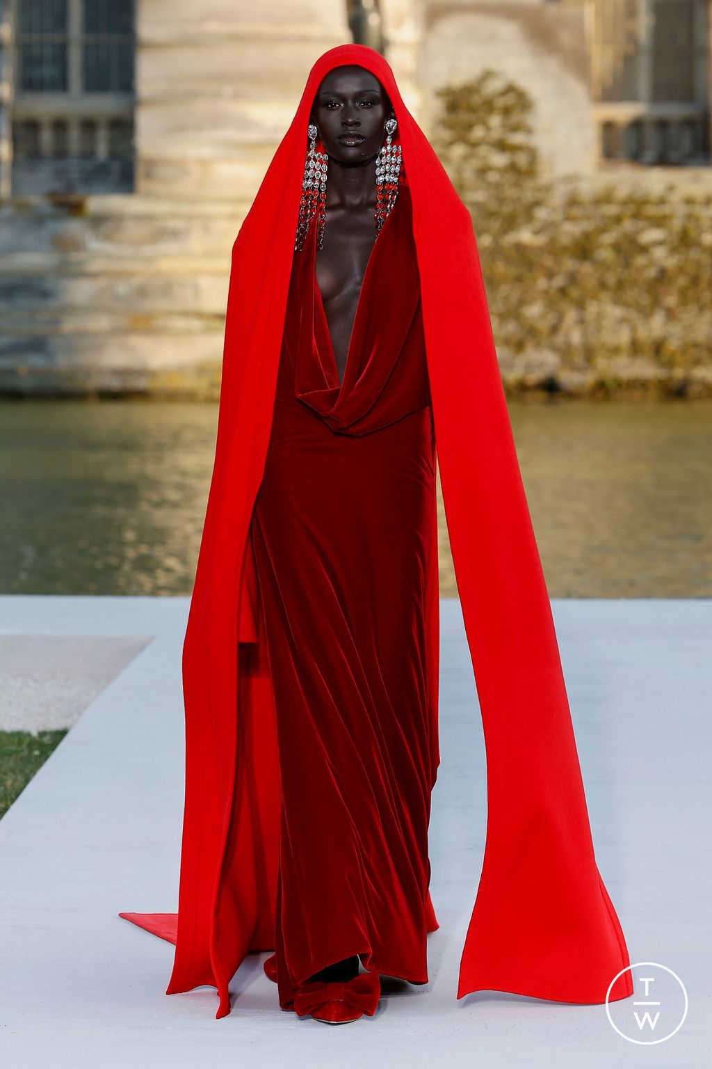 Fashion Week Paris Fall/Winter 2023 look 36 from the Valentino collection couture