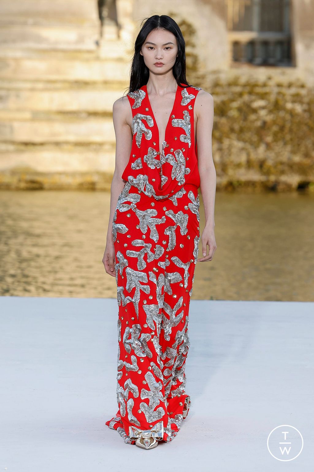 Fashion Week Paris Fall/Winter 2023 look 38 from the Valentino collection 高级定制