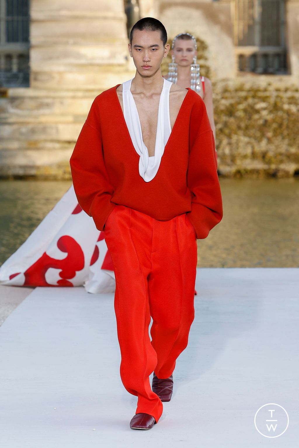 Fashion Week Paris Fall/Winter 2023 look 39 from the Valentino collection 高级定制