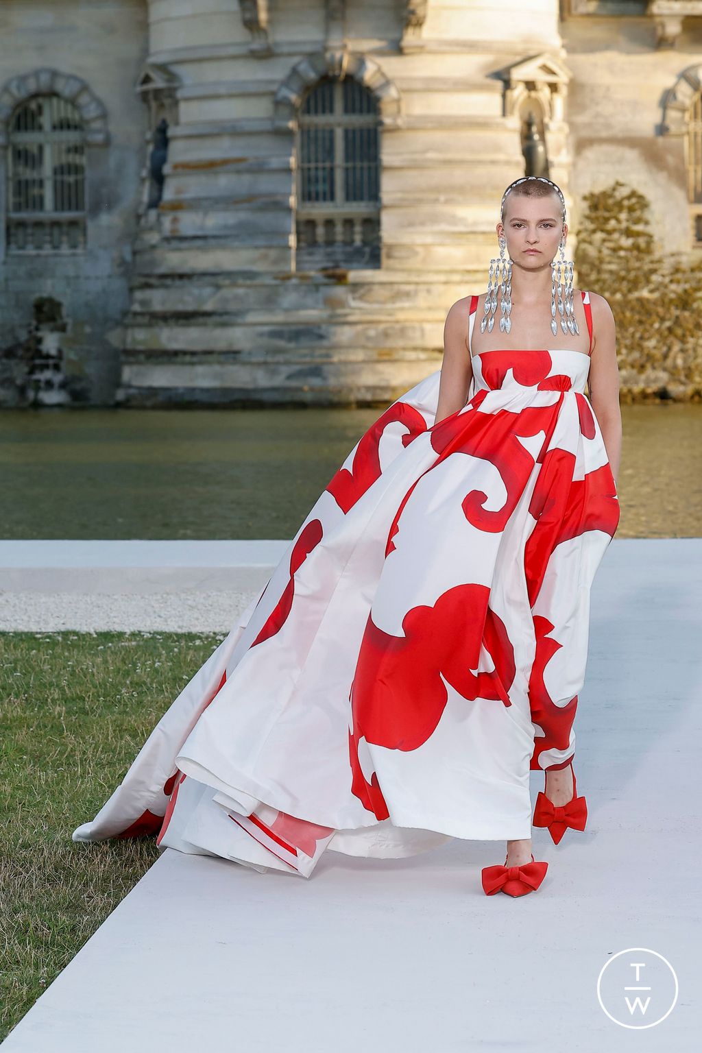 Fashion Week Paris Fall/Winter 2023 look 40 from the Valentino collection couture