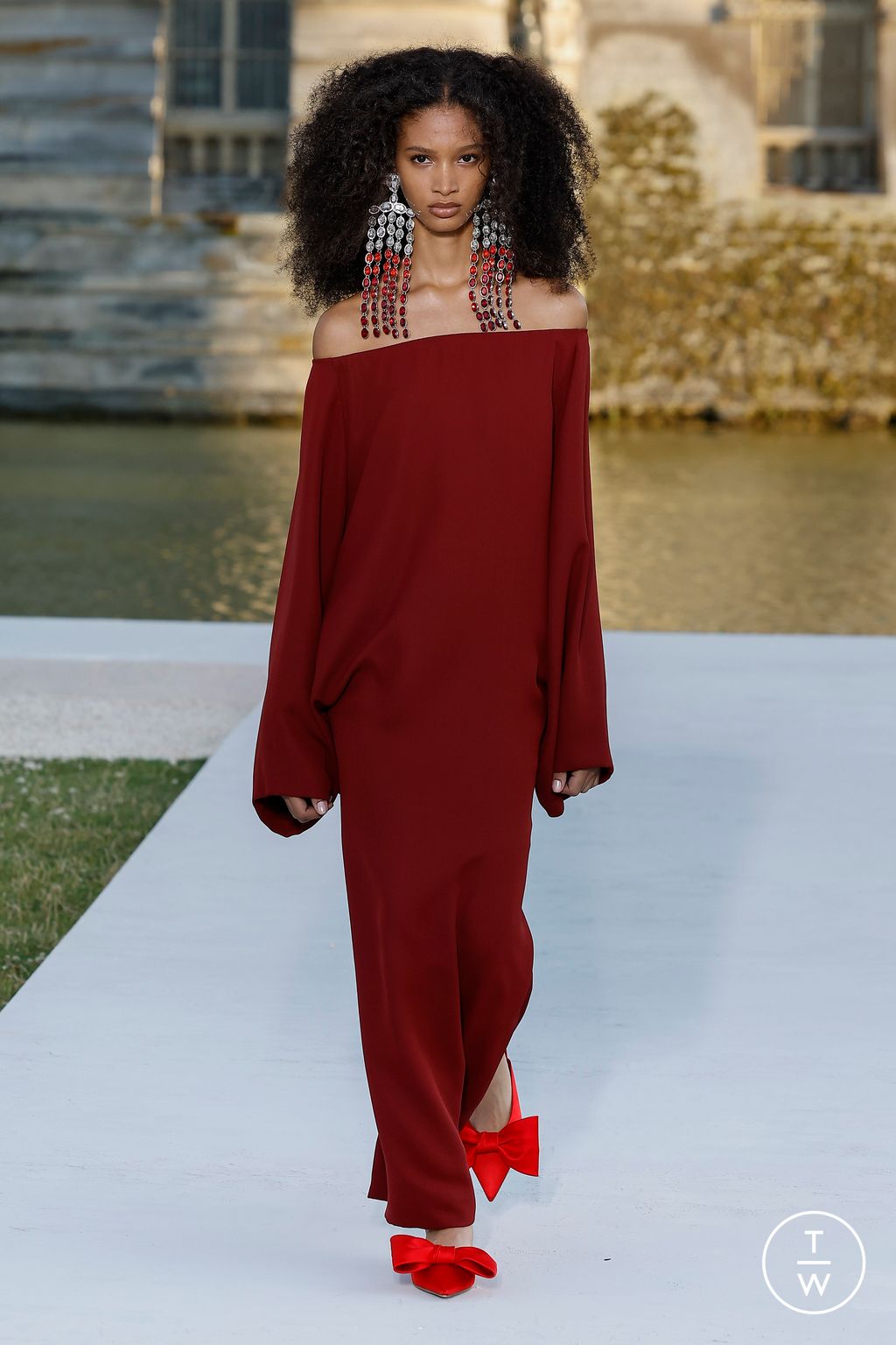 Fashion Week Paris Fall/Winter 2023 look 41 from the Valentino collection 高级定制