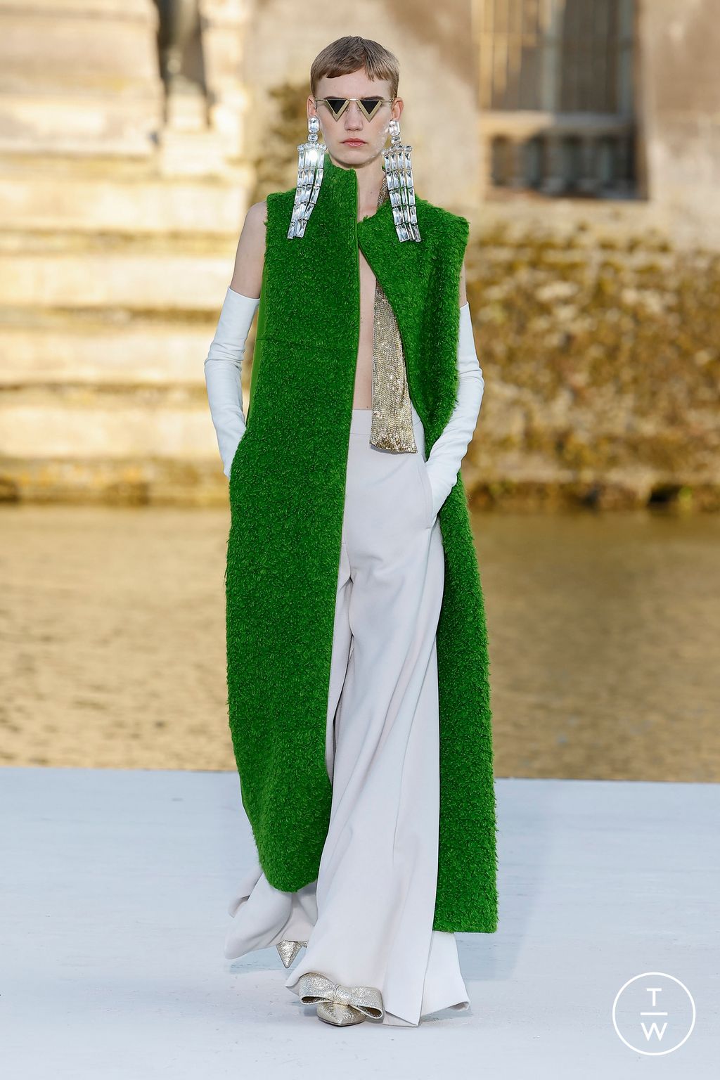 Fashion Week Paris Fall/Winter 2023 look 42 from the Valentino collection couture
