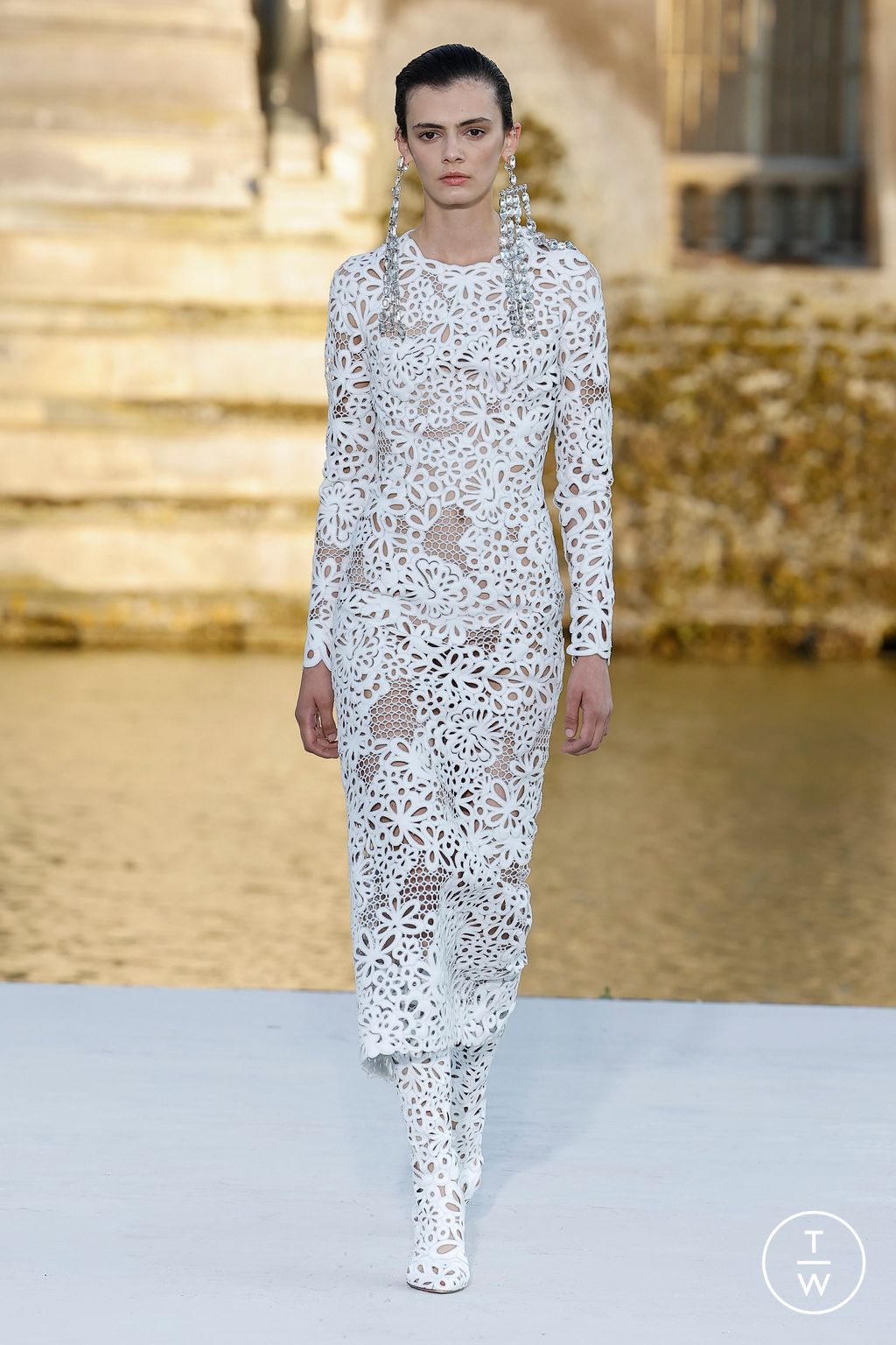 Fashion Week Paris Fall/Winter 2023 look 45 from the Valentino collection couture