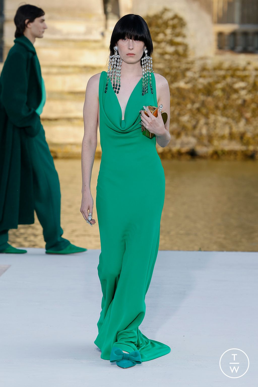 Fashion Week Paris Fall/Winter 2023 look 47 from the Valentino collection couture