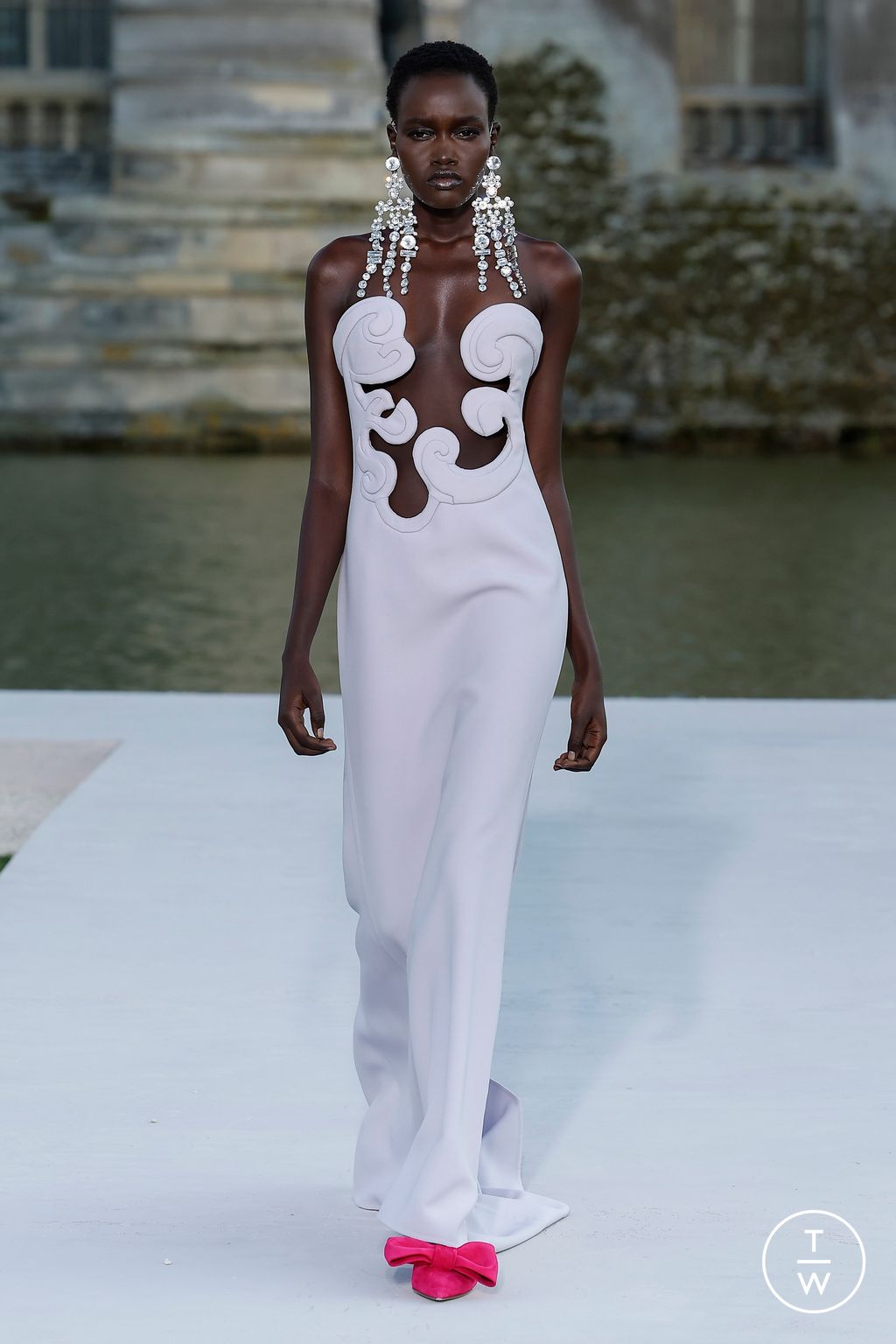 Fashion Week Paris Fall/Winter 2023 look 54 from the Valentino collection couture