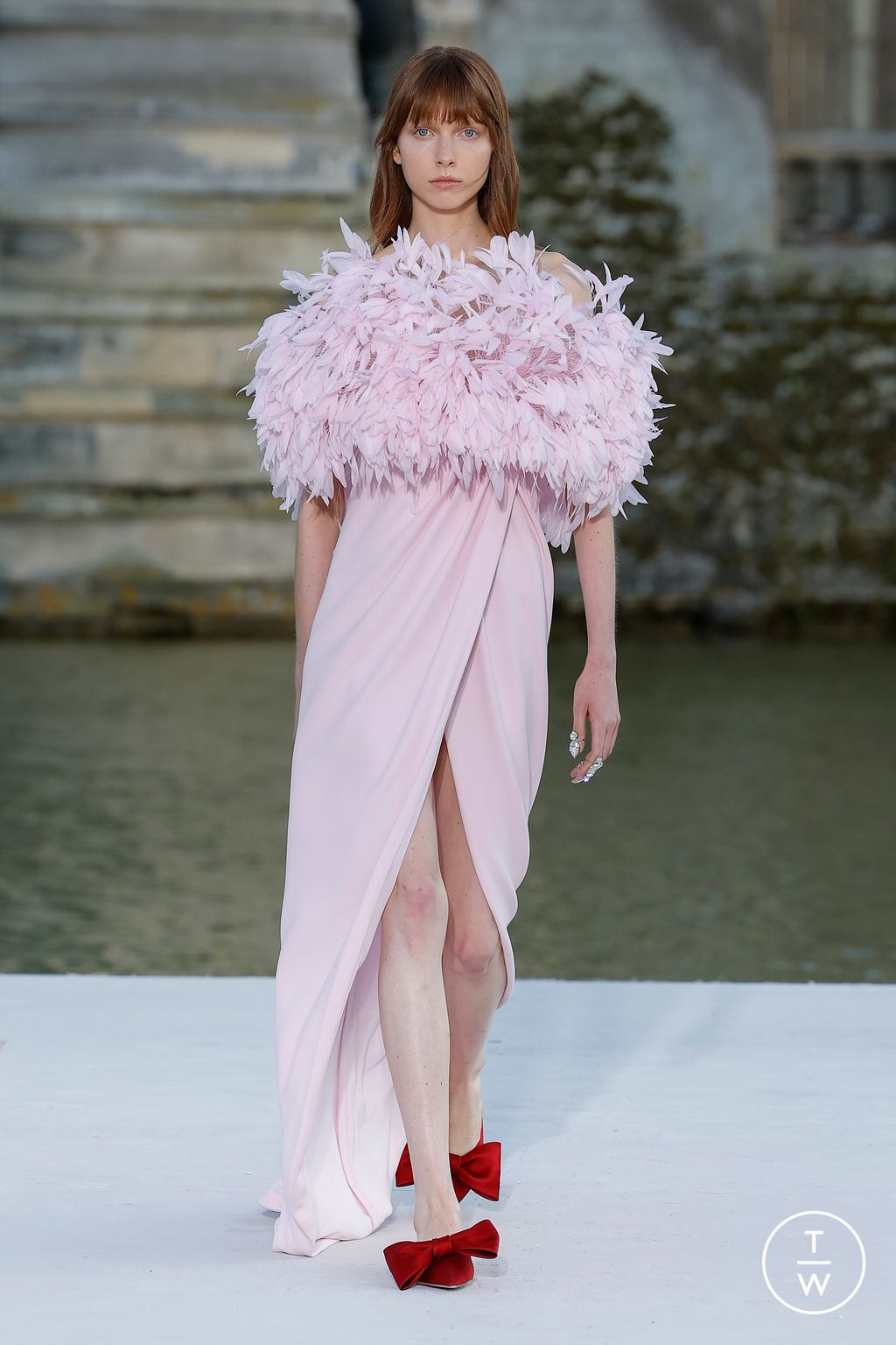 Fashion Week Paris Fall/Winter 2023 look 55 from the Valentino collection couture