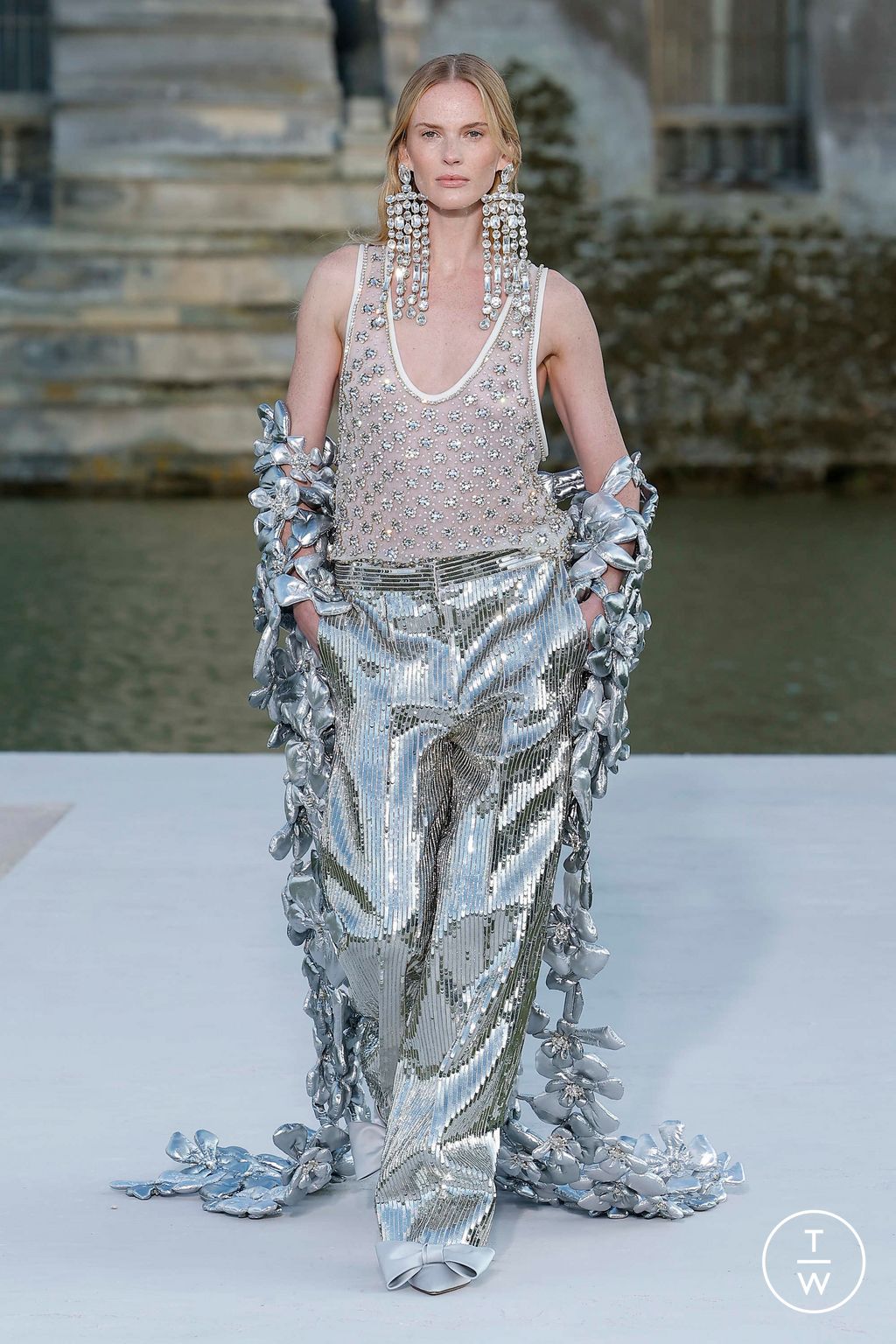 Fashion Week Paris Fall/Winter 2023 look 57 from the Valentino collection couture
