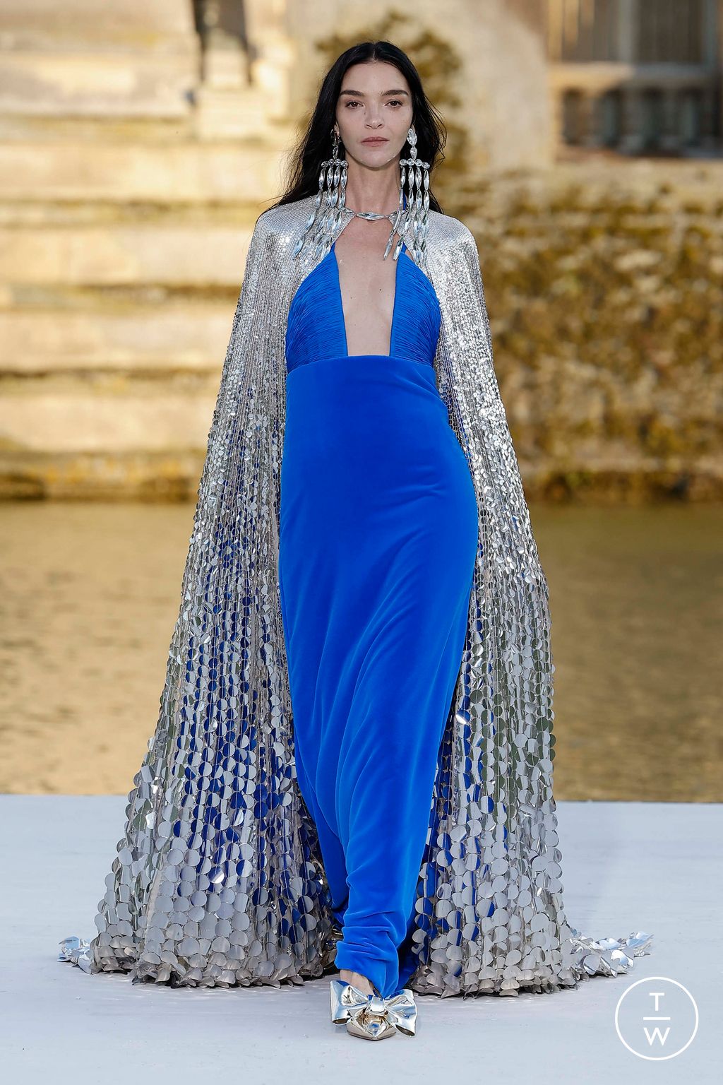 Fashion Week Paris Fall/Winter 2023 look 60 from the Valentino collection couture