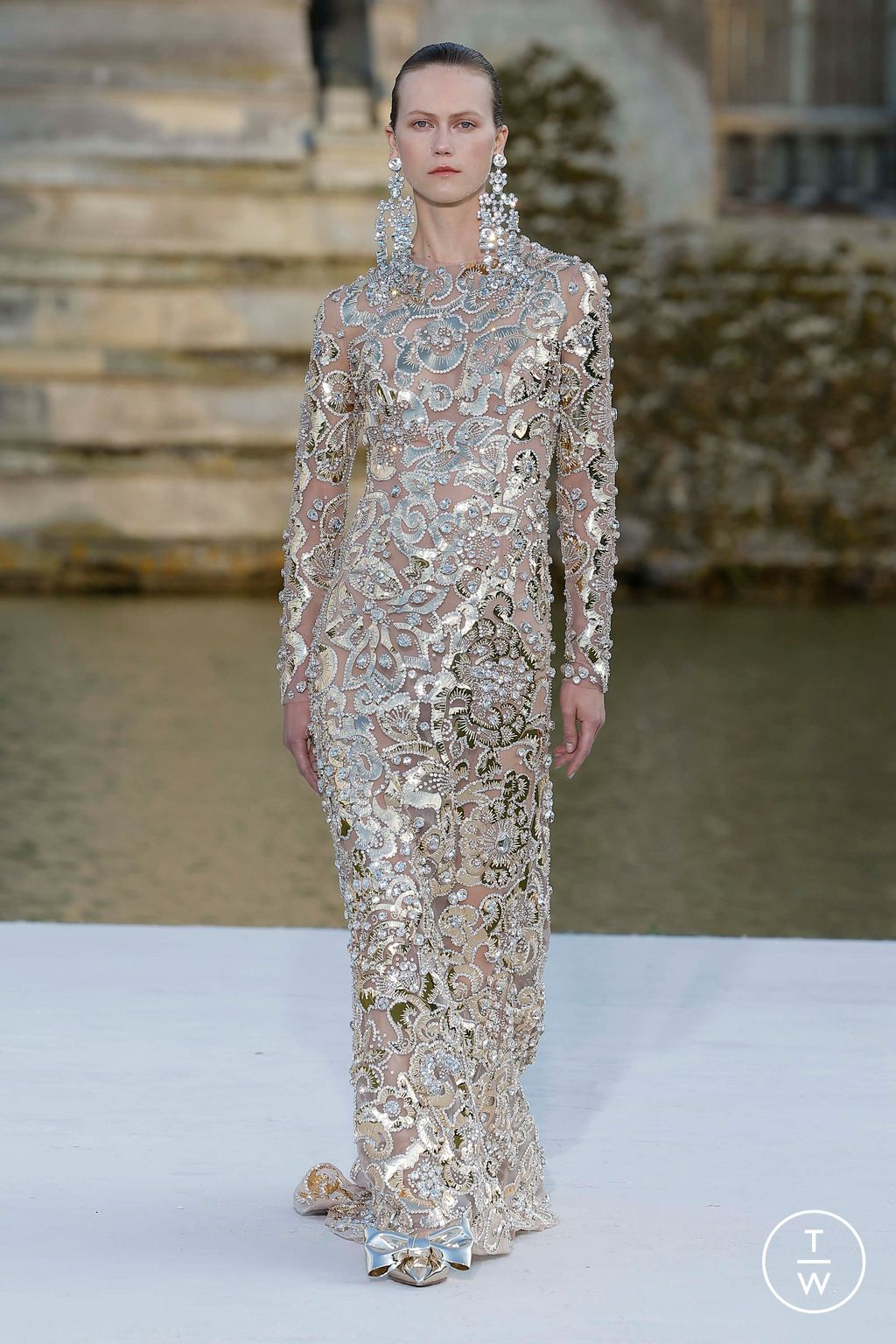 Fashion Week Paris Fall/Winter 2023 look 69 from the Valentino collection couture