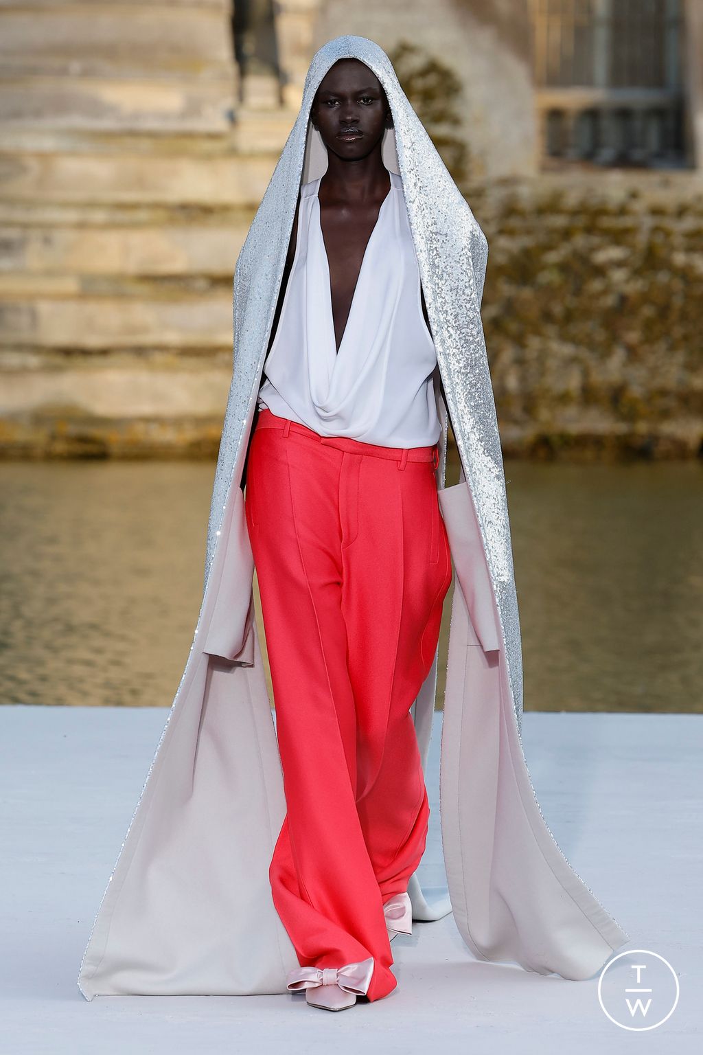 Fashion Week Paris Fall/Winter 2023 look 71 from the Valentino collection couture