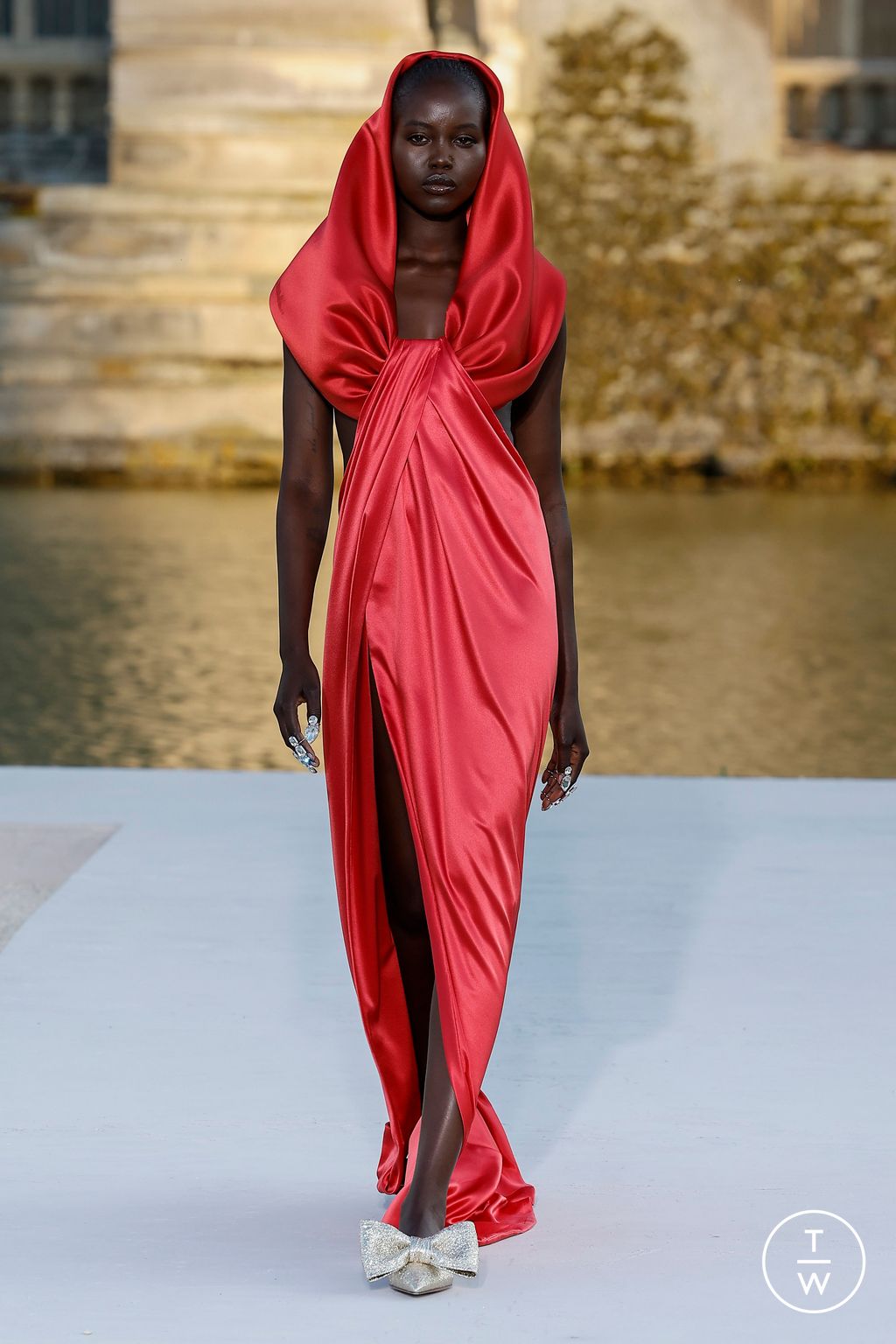 Fashion Week Paris Fall/Winter 2023 look 73 de la collection Valentino couture