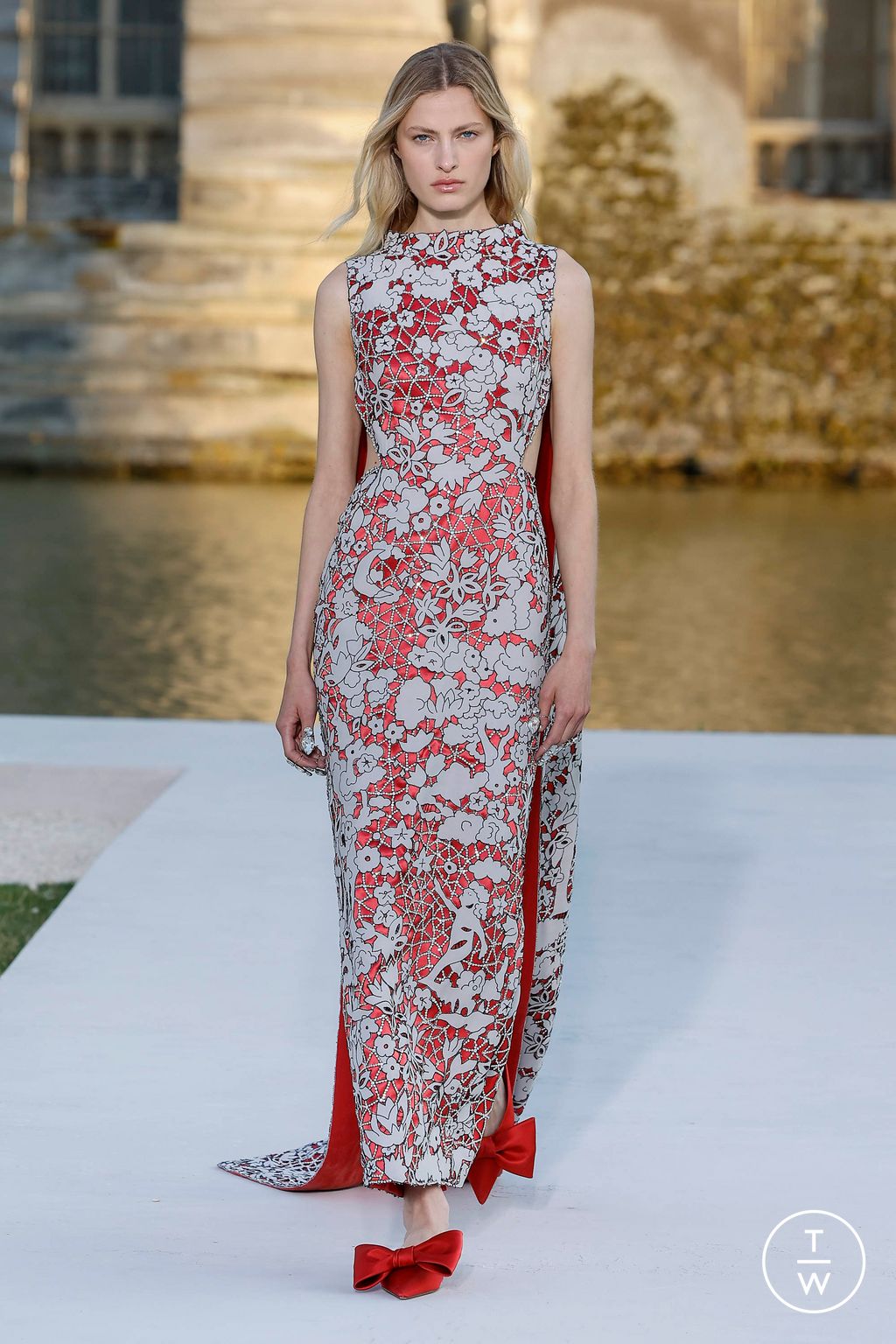 Fashion Week Paris Fall/Winter 2023 look 74 from the Valentino collection couture