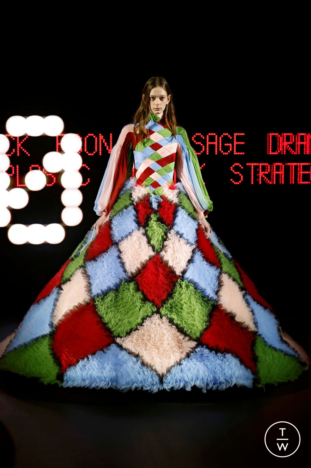 Fashion Week Paris Spring/Summer 2025 look 1 de la collection Valentino couture