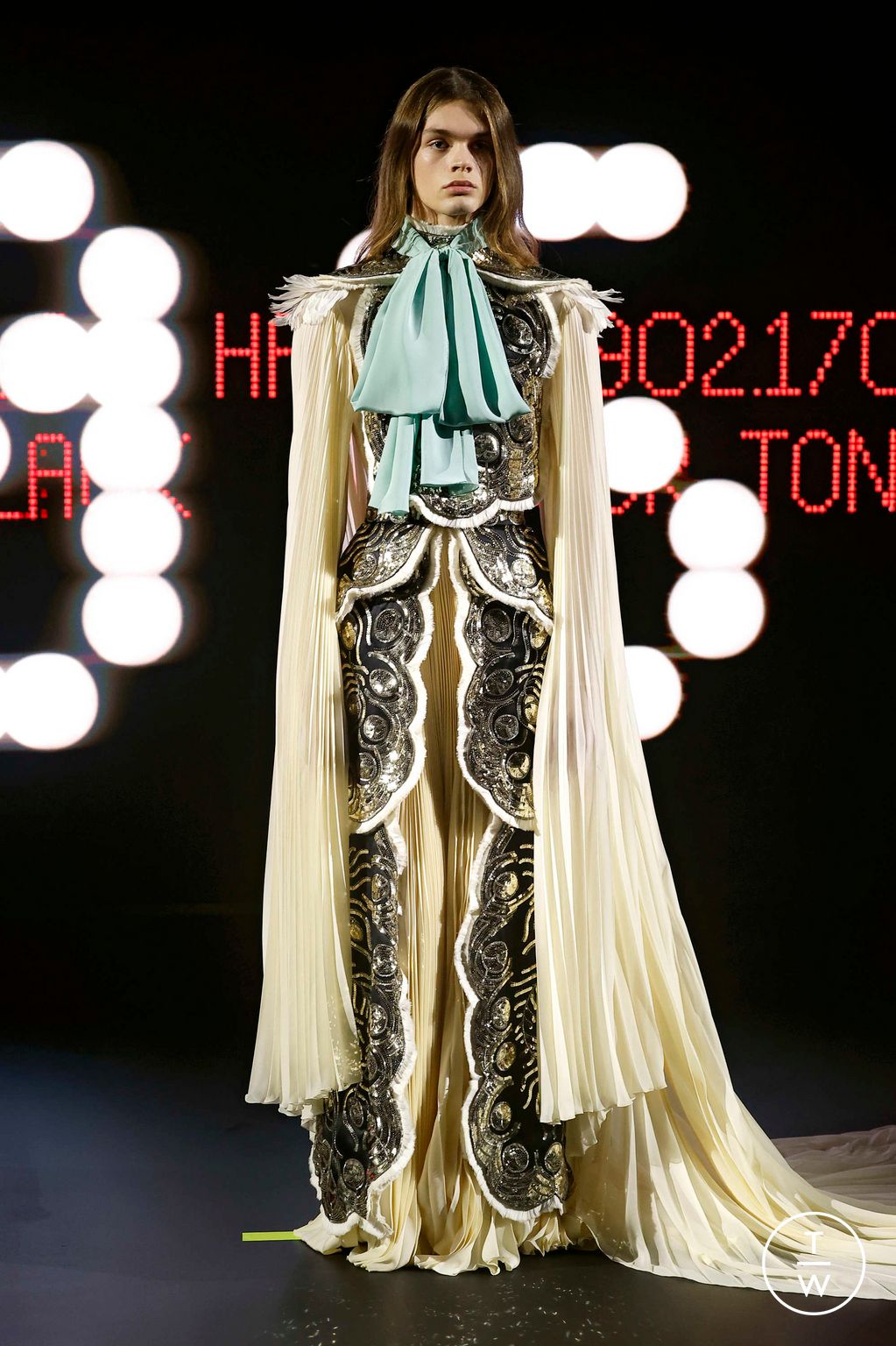 Fashion Week Paris Spring/Summer 2025 look 6 from the Valentino collection couture