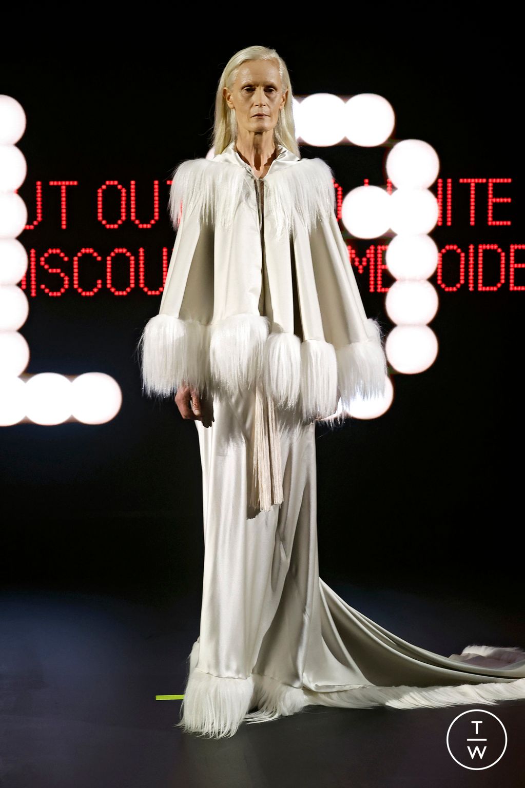 Fashion Week Paris Spring/Summer 2025 look 10 from the Valentino collection couture