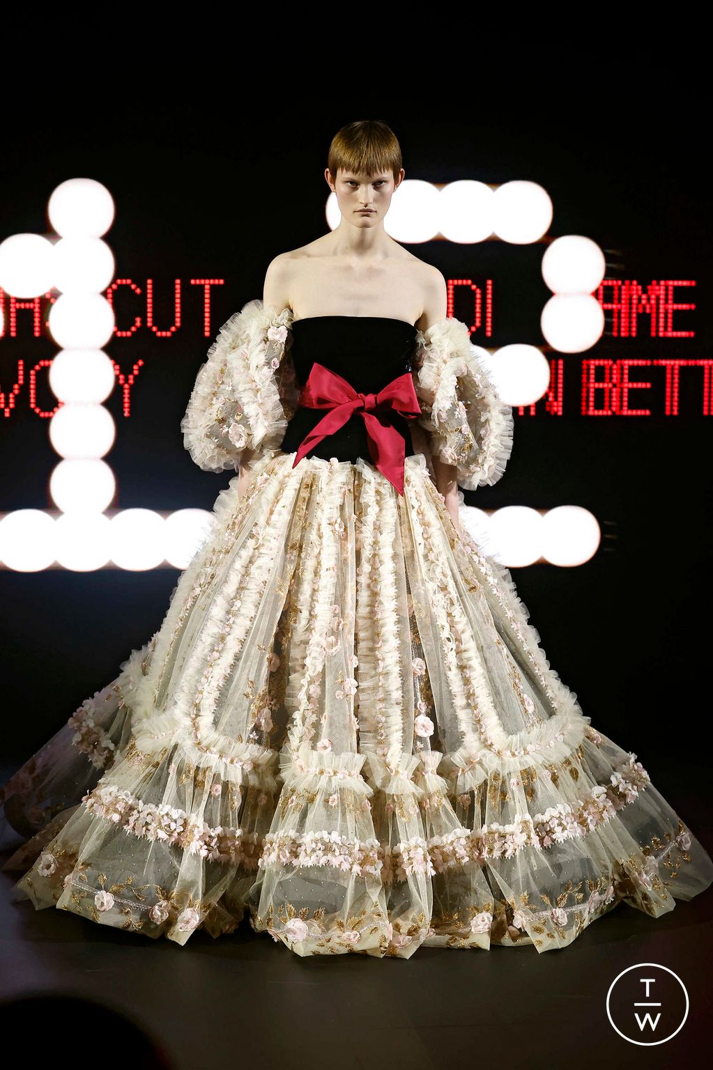 Fashion Week Paris Spring/Summer 2025 look 12 from the Valentino collection couture