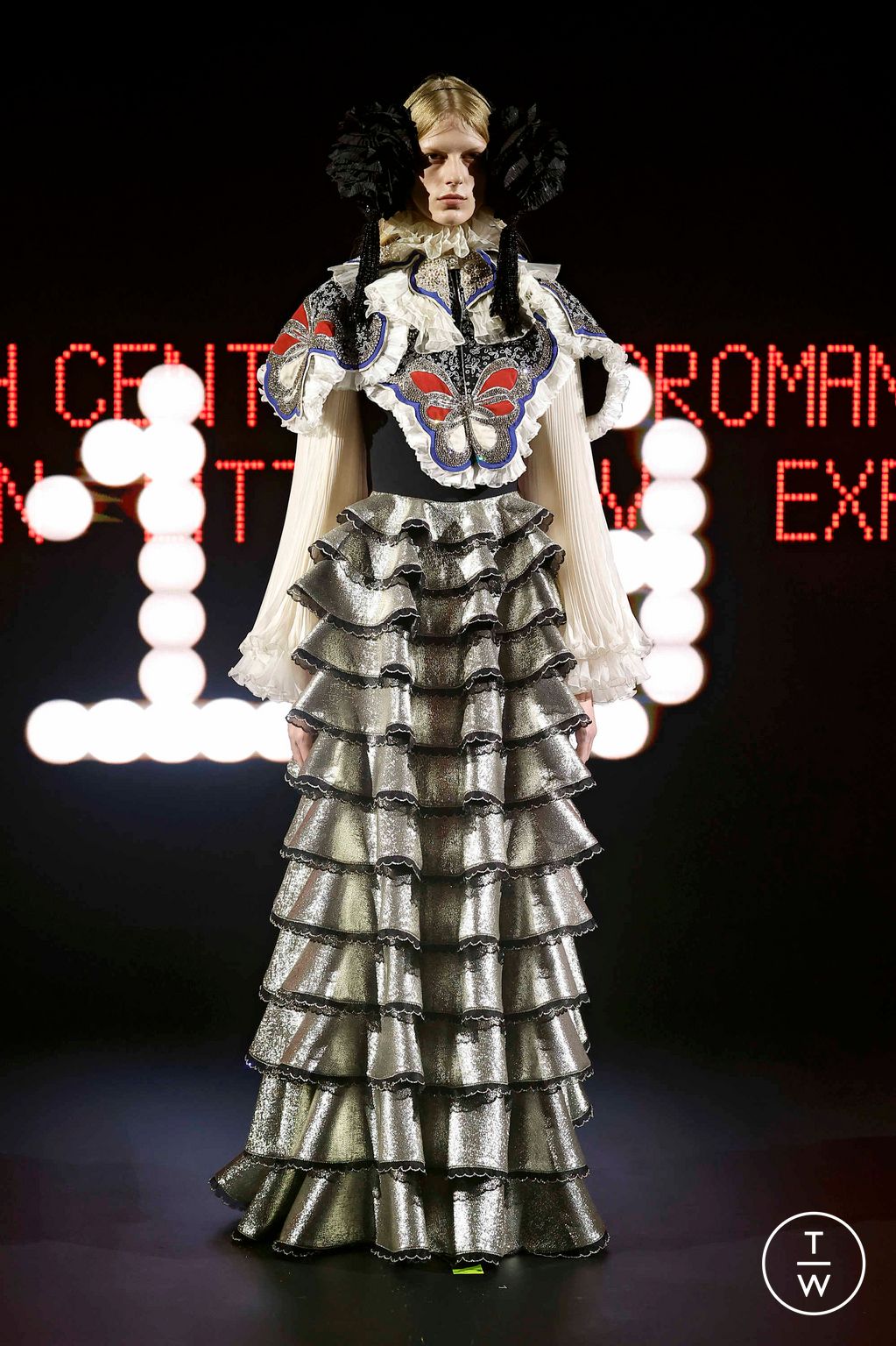 Fashion Week Paris Spring/Summer 2025 look 19 from the Valentino collection couture