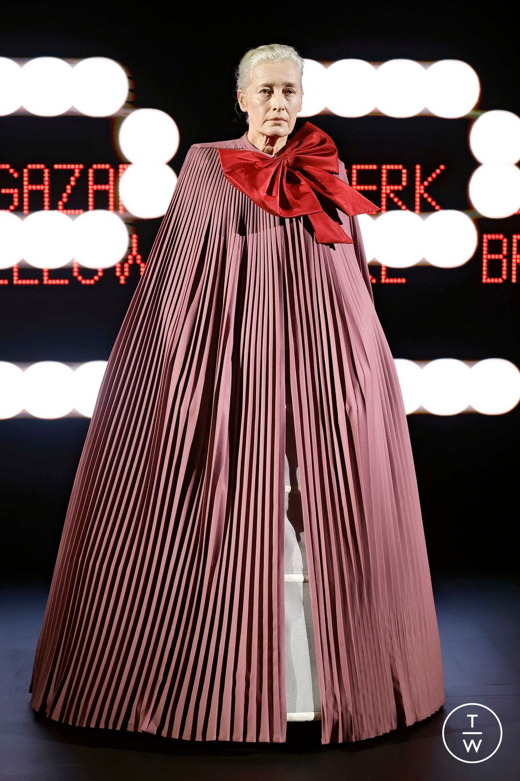 Fashion Week Paris Spring/Summer 2025 look 22 from the Valentino collection couture