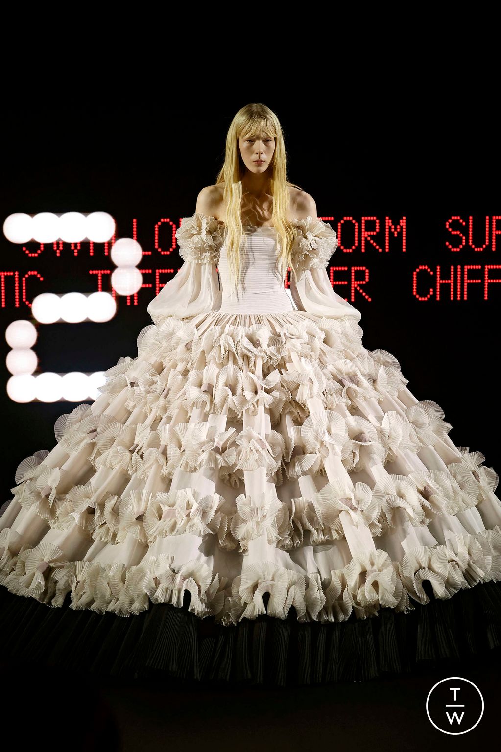 Fashion Week Paris Spring/Summer 2025 look 23 from the Valentino collection couture