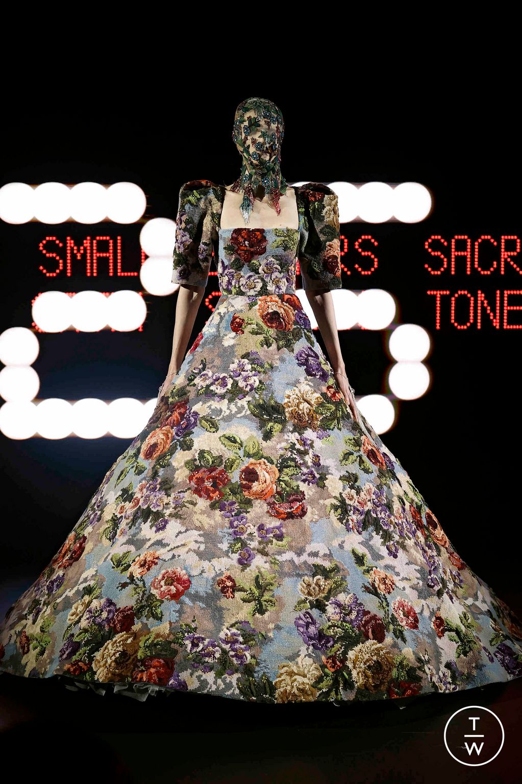 Fashion Week Paris Spring/Summer 2025 look 25 from the Valentino collection couture