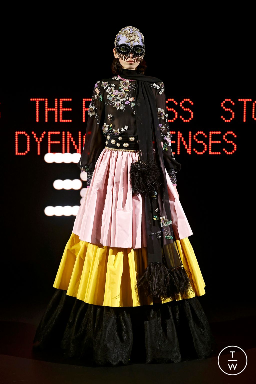 Fashion Week Paris Spring/Summer 2025 look 31 from the Valentino collection couture