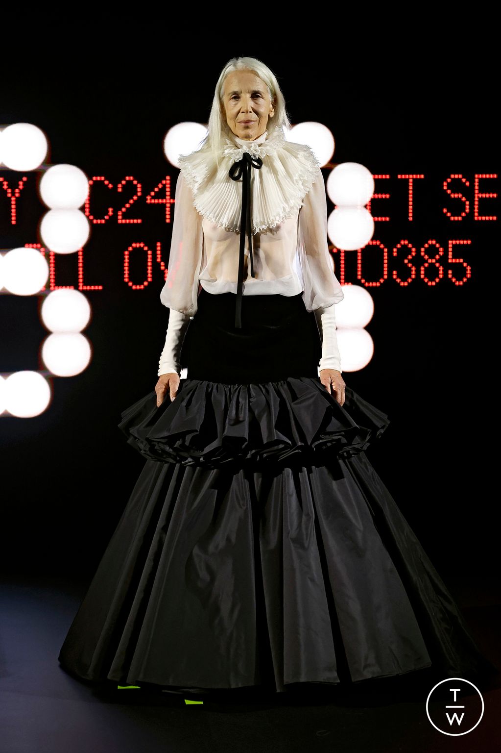 Fashion Week Paris Spring/Summer 2025 look 33 from the Valentino collection couture