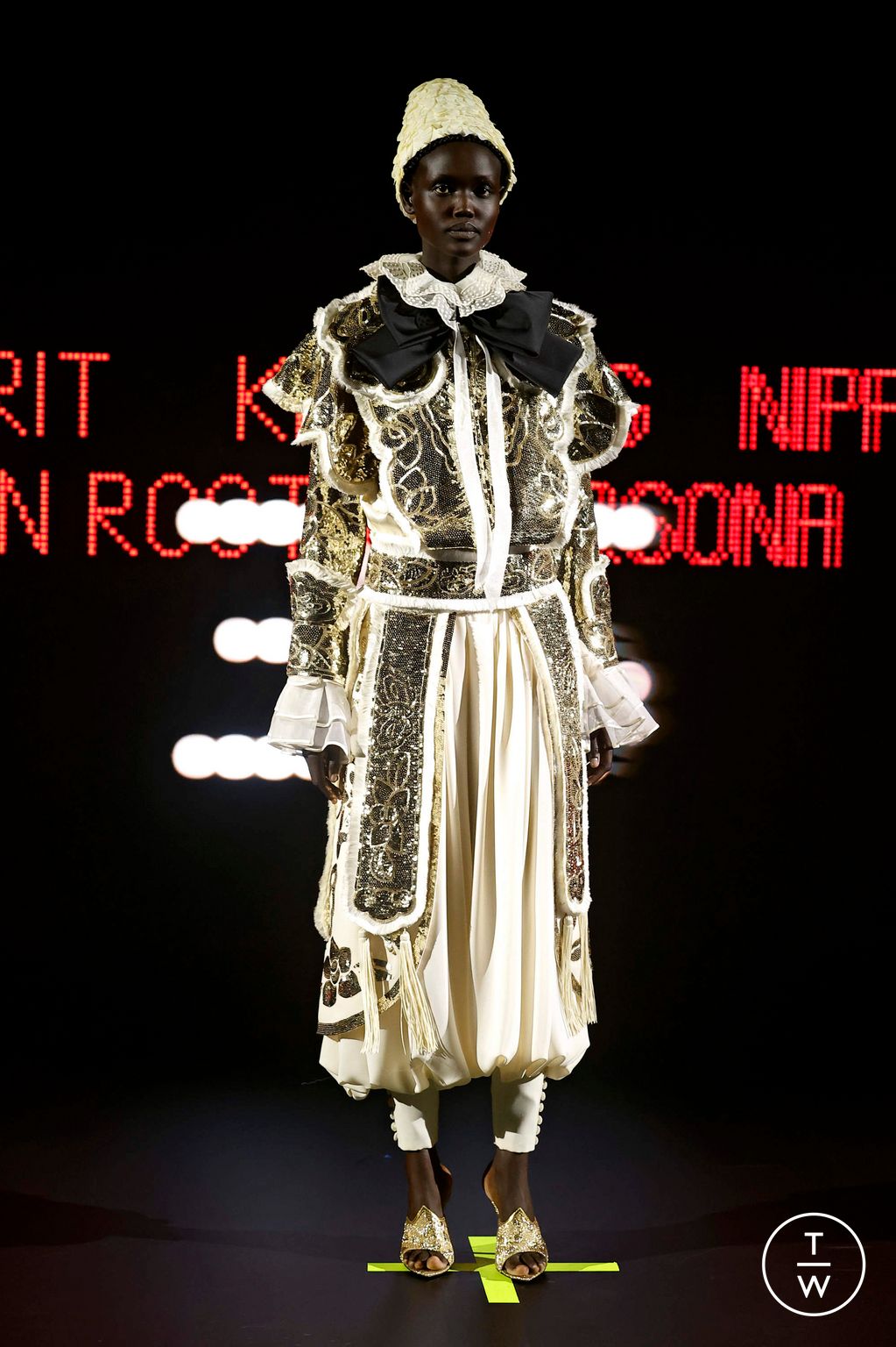 Fashion Week Paris Spring/Summer 2025 look 35 from the Valentino collection couture