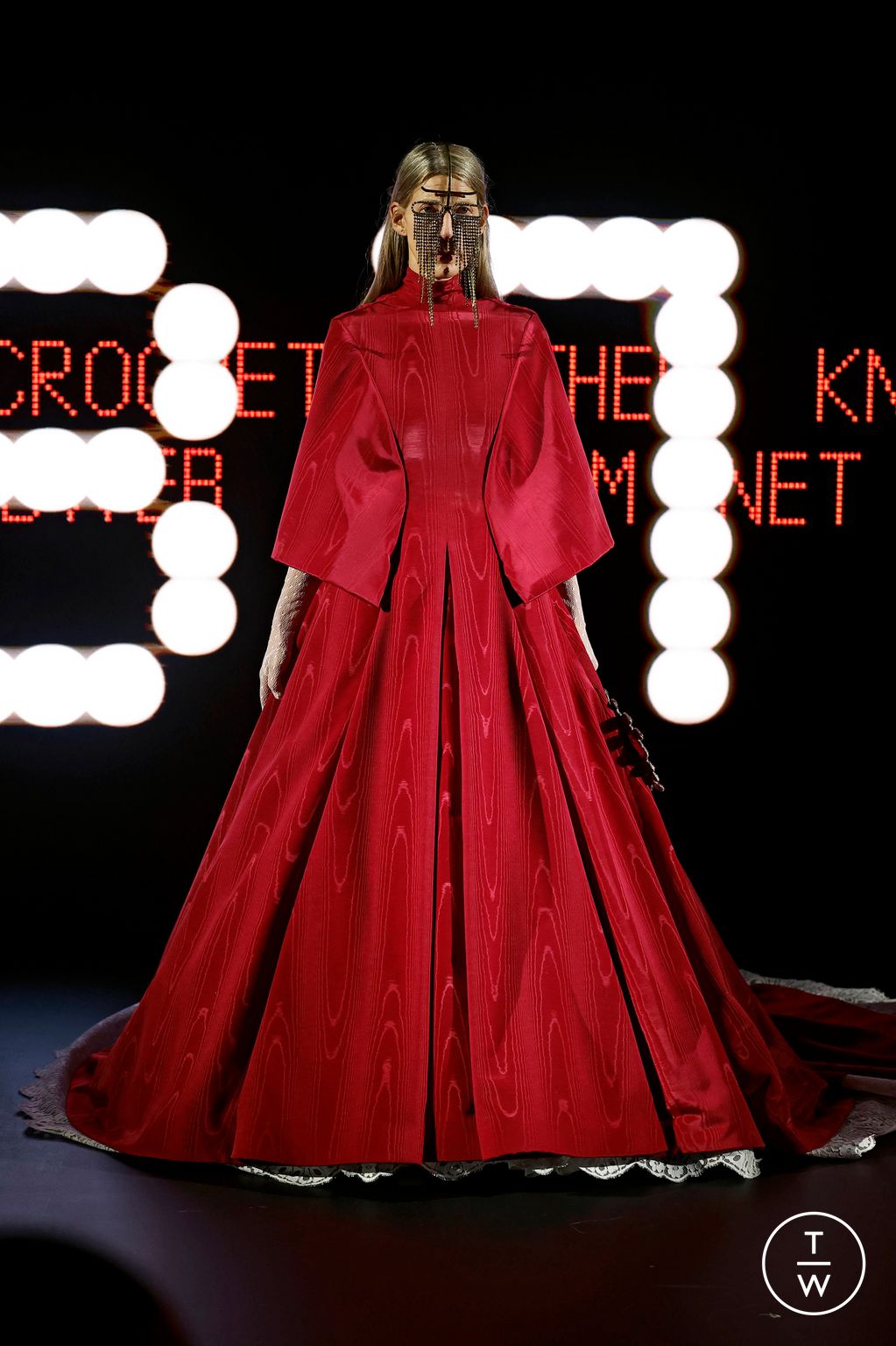 Fashion Week Paris Spring/Summer 2025 look 37 from the Valentino collection couture
