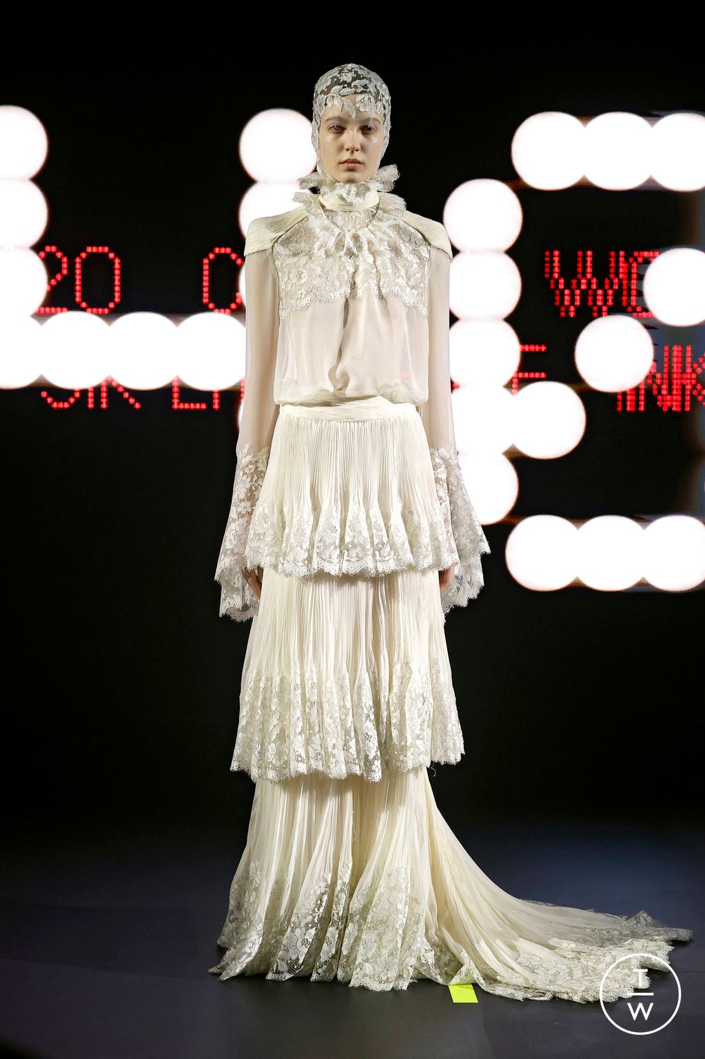 Fashion Week Paris Spring/Summer 2025 look 40 from the Valentino collection couture