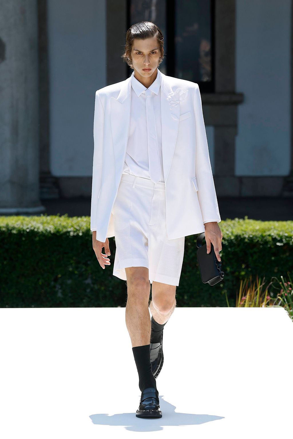 Fashion Week Milan Spring/Summer 2024 look 1 from the Valentino collection 男装