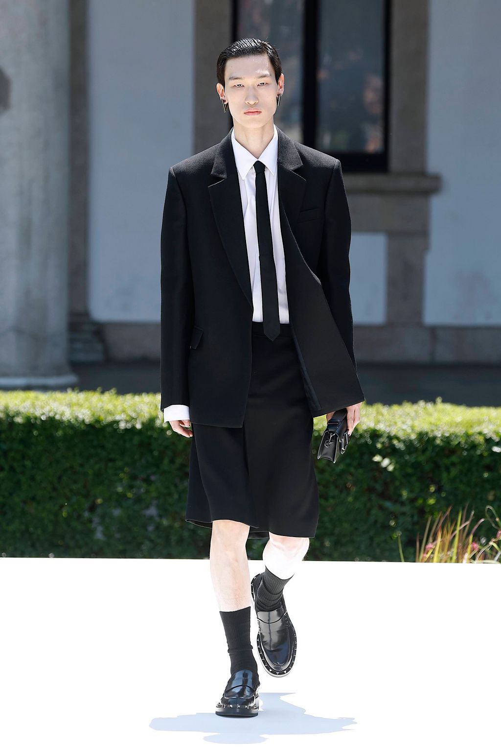 Fashion Week Milan Spring/Summer 2024 look 8 de la collection Valentino menswear