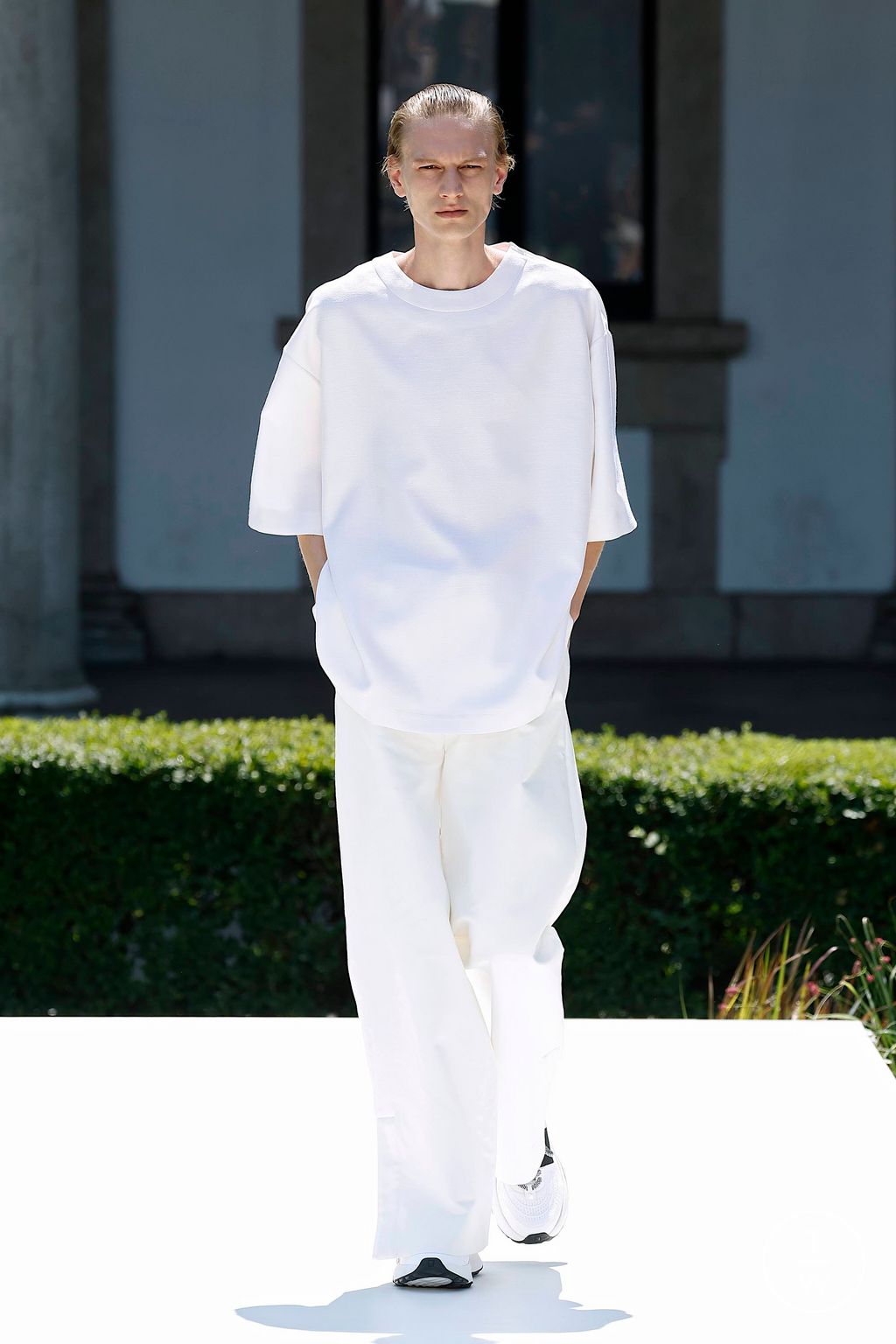 Fashion Week Milan Spring/Summer 2024 look 9 from the Valentino collection menswear
