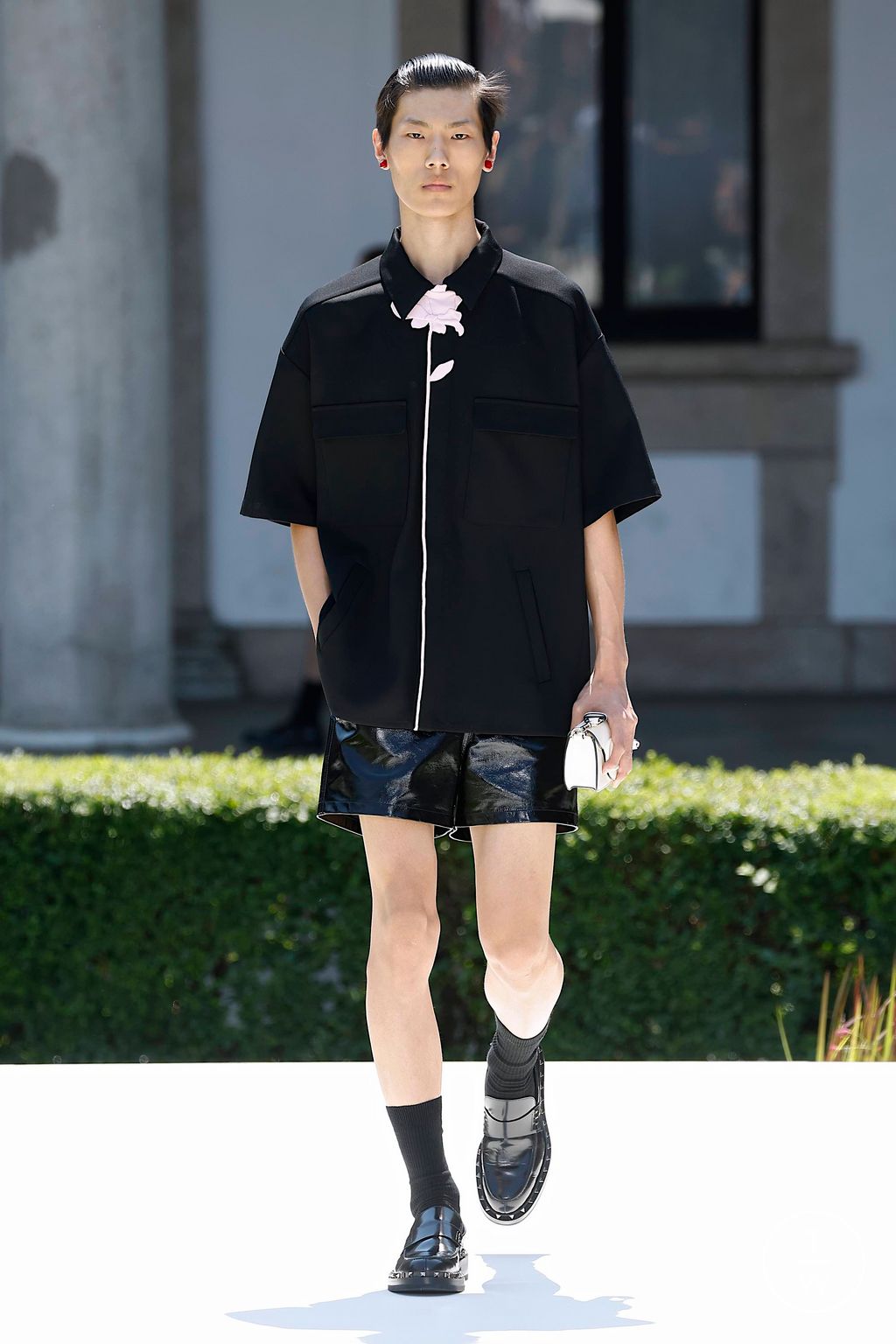 Fashion Week Milan Spring/Summer 2024 look 16 from the Valentino collection 男装