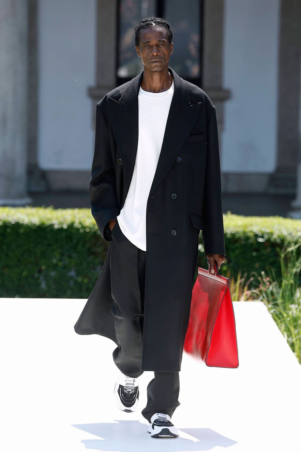 Fashion Week Milan Spring/Summer 2024 look 17 from the Valentino collection menswear