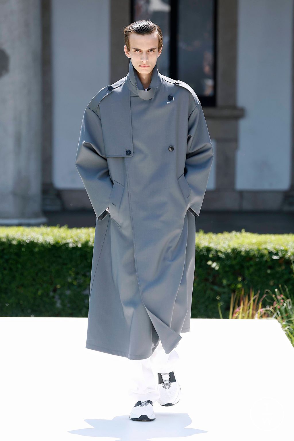 Fashion Week Milan Spring/Summer 2024 look 21 from the Valentino collection menswear