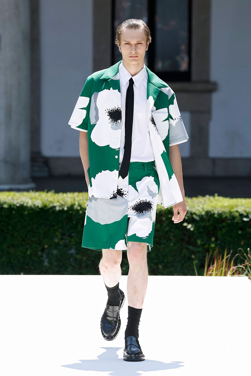 Fashion Week Milan Spring/Summer 2024 look 24 from the Valentino collection menswear