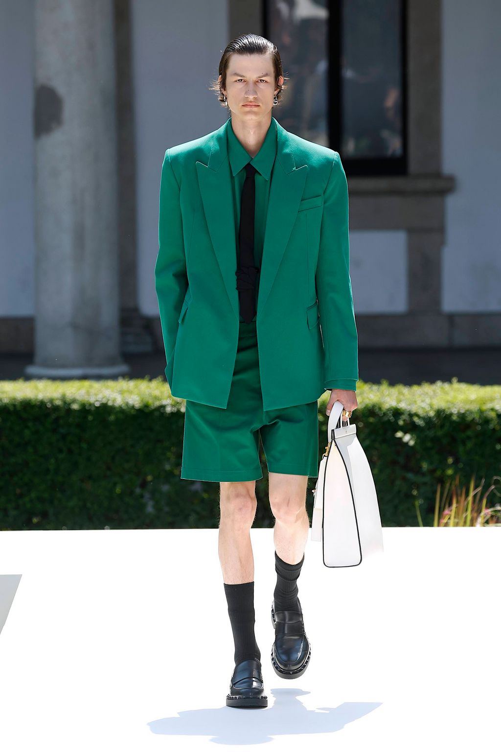 Fashion Week Milan Spring/Summer 2024 look 25 from the Valentino collection menswear